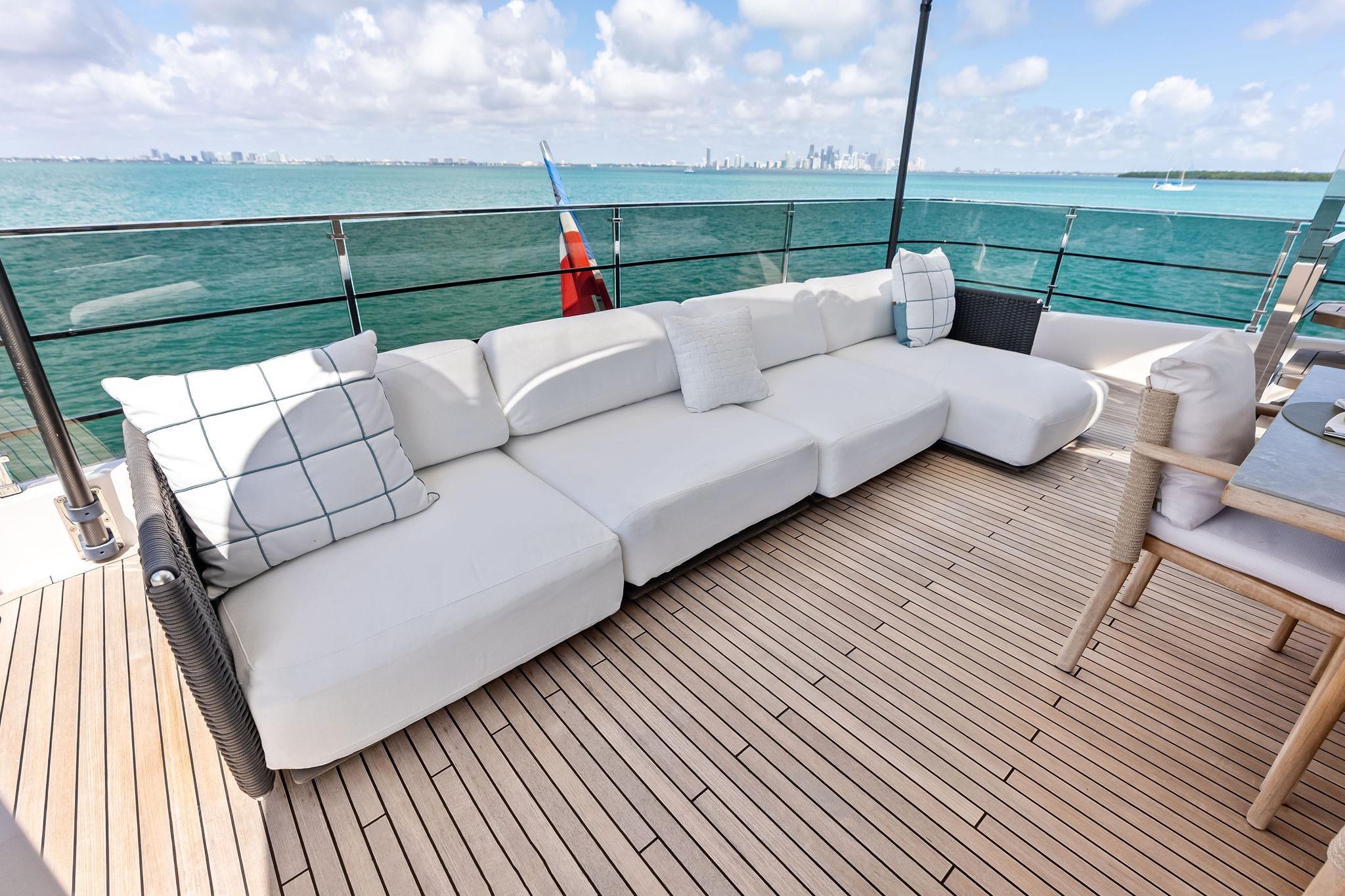 2023 Custom Line Navetta 33 - 44