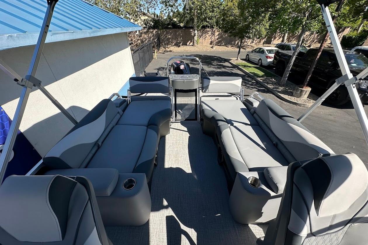 2026 Tahoe Pontoon LTZ Quad Lounger Shift 23 with spacious seating and modern design.