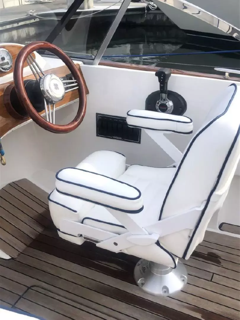 2016 Vanquish 26 Runabout - Image 10