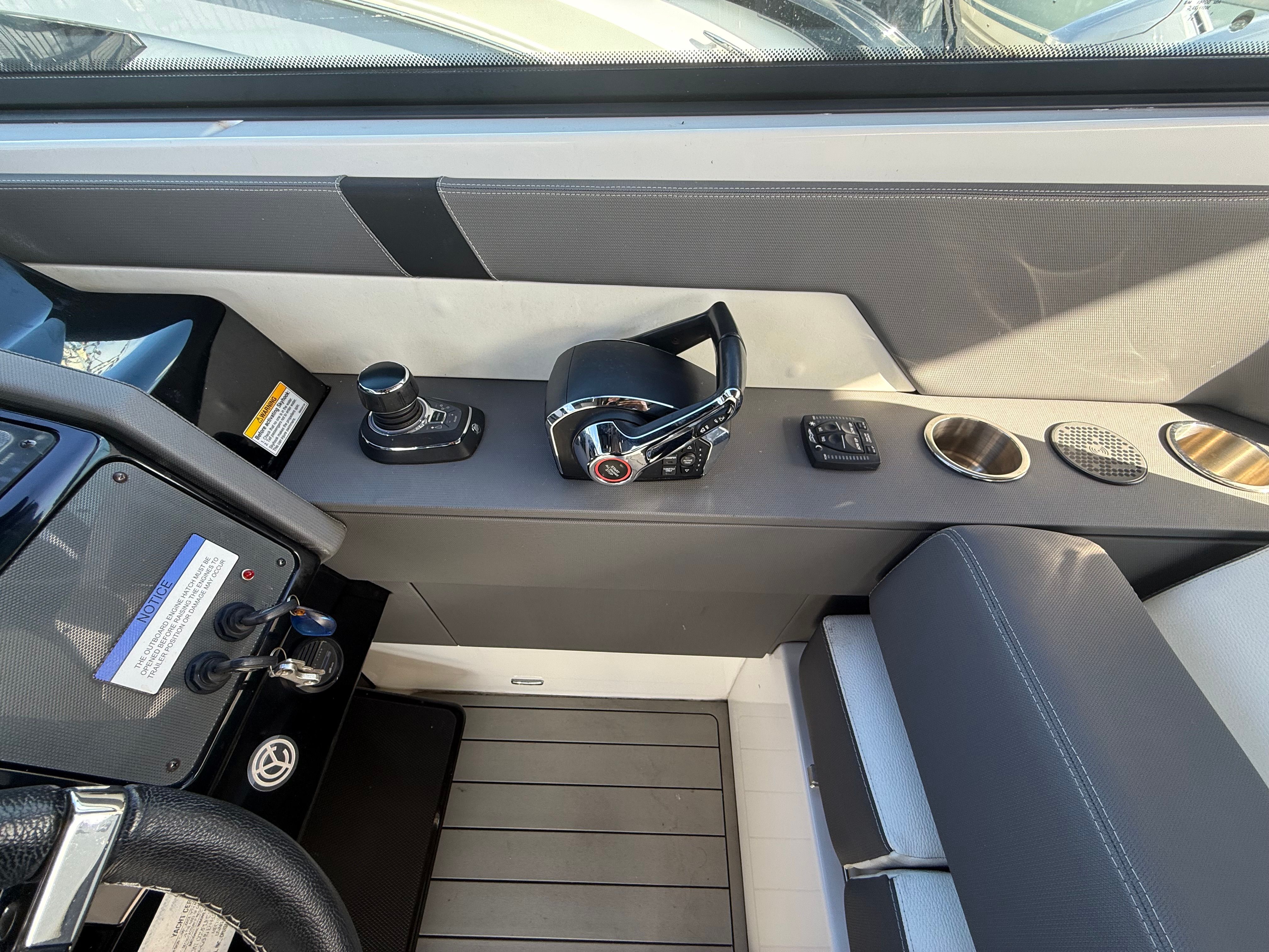 2022 Cruisers Yachts 34 GLS OB - 17