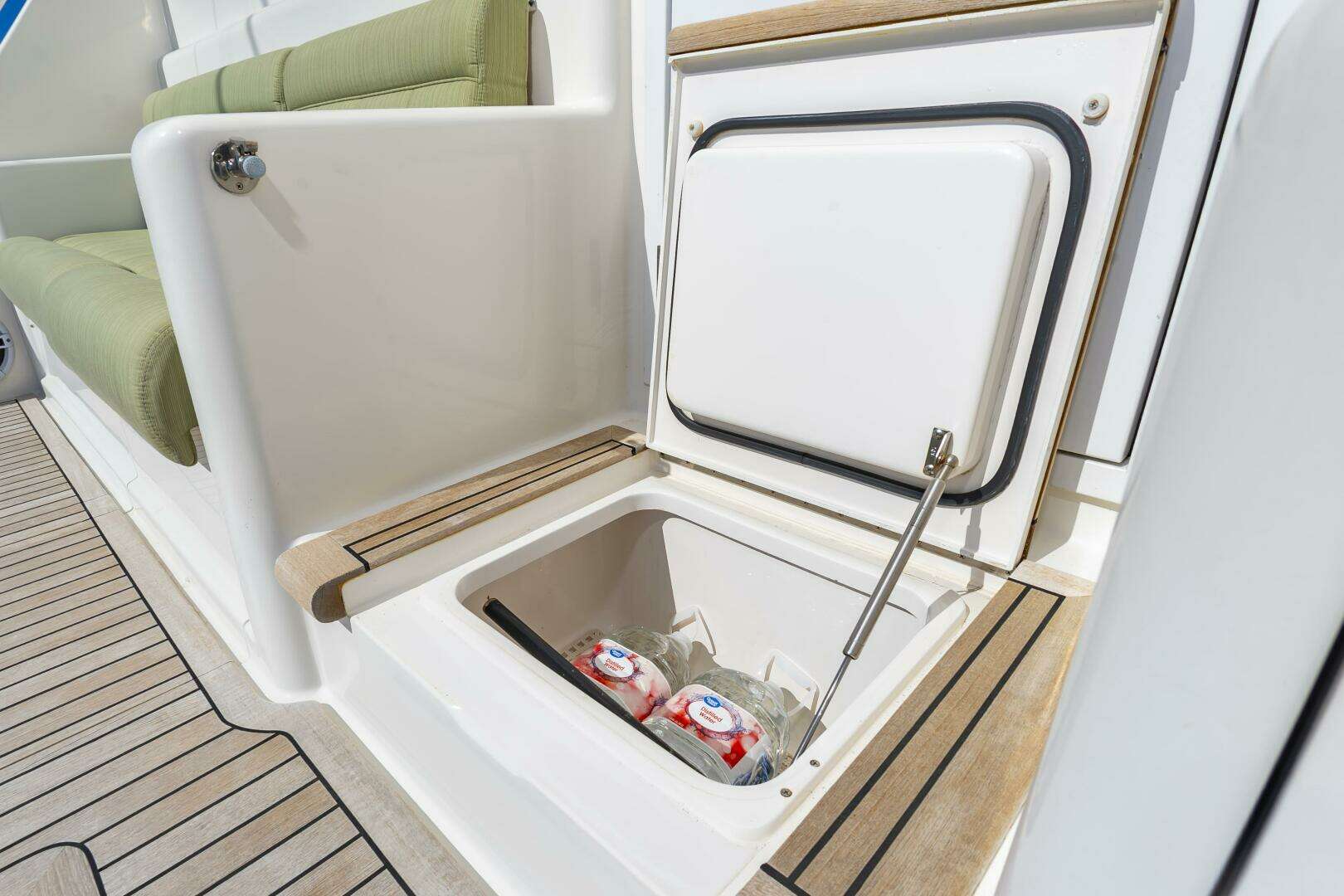 2010 Viking 52 Sport Coupe - Image 17