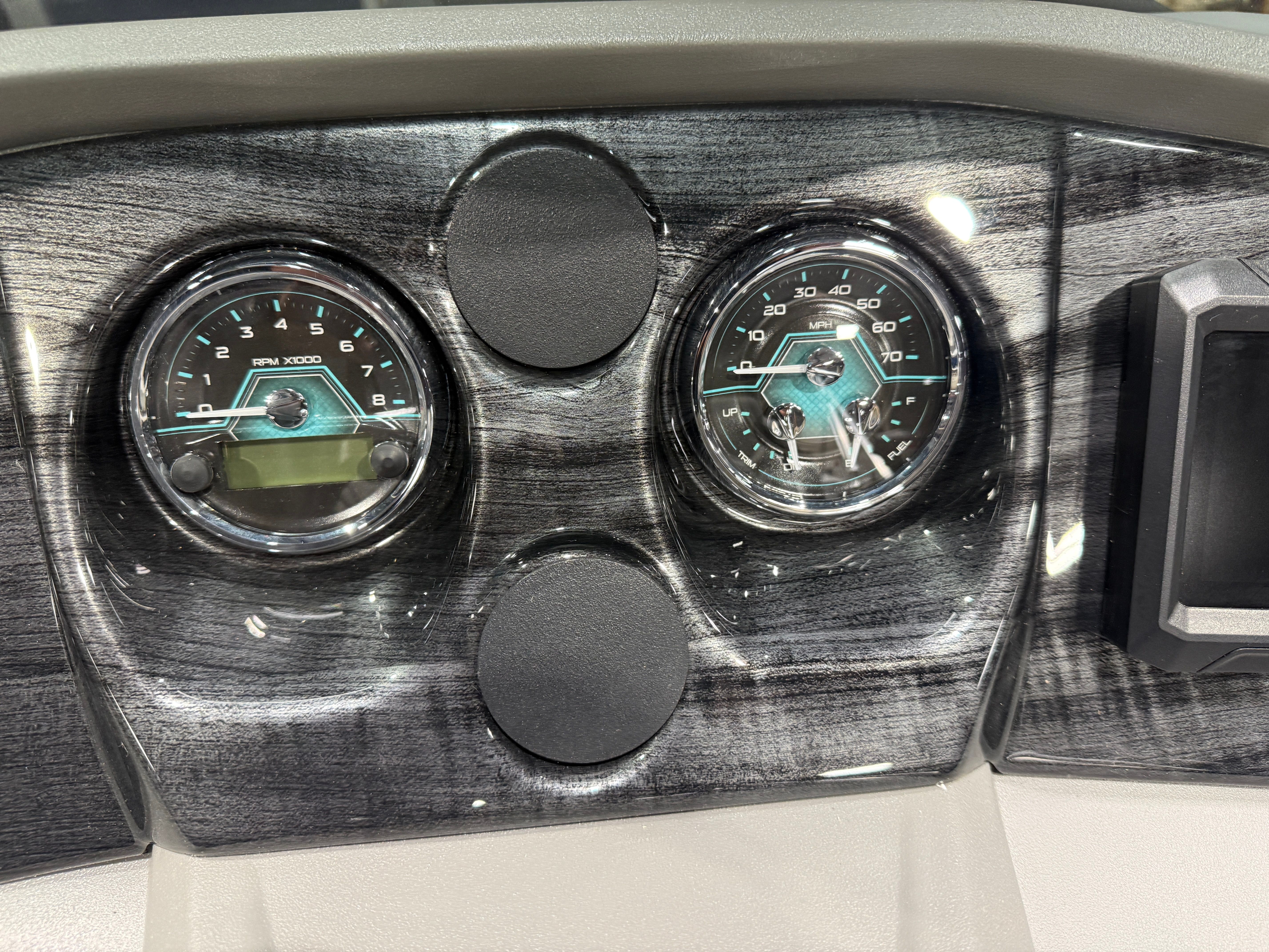 2026 Tahoe LTZ 2385 Quad Lounge Tritoon & Honda 4-Stroke EFI - 15