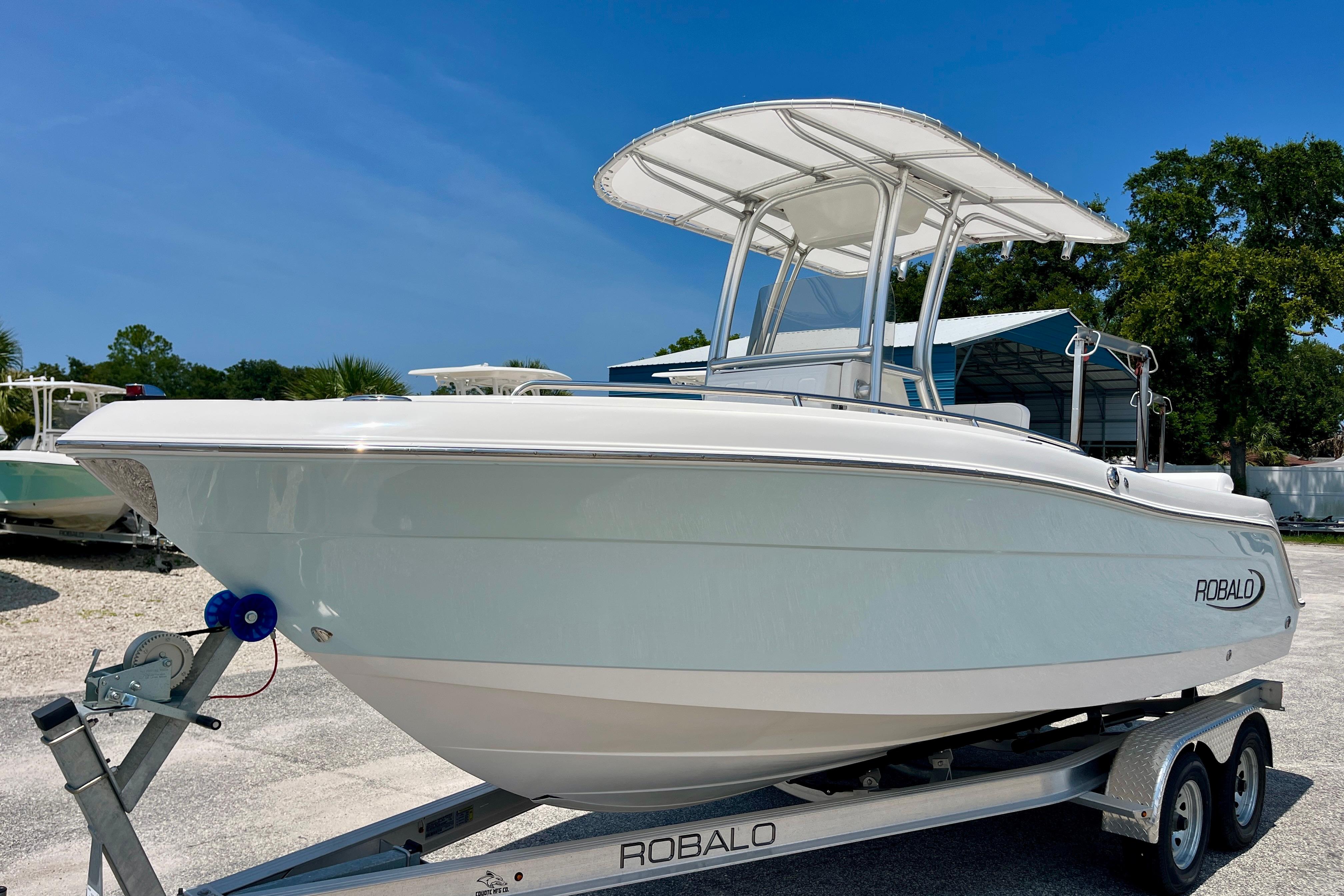 2016 Robalo R222 Center Console