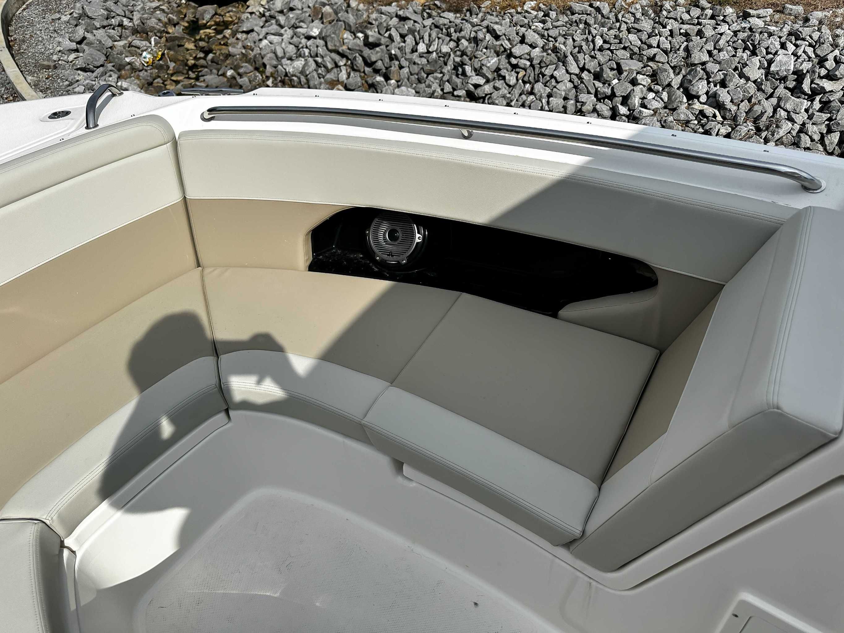 2025 Boston Whaler 240 Vantage - 13