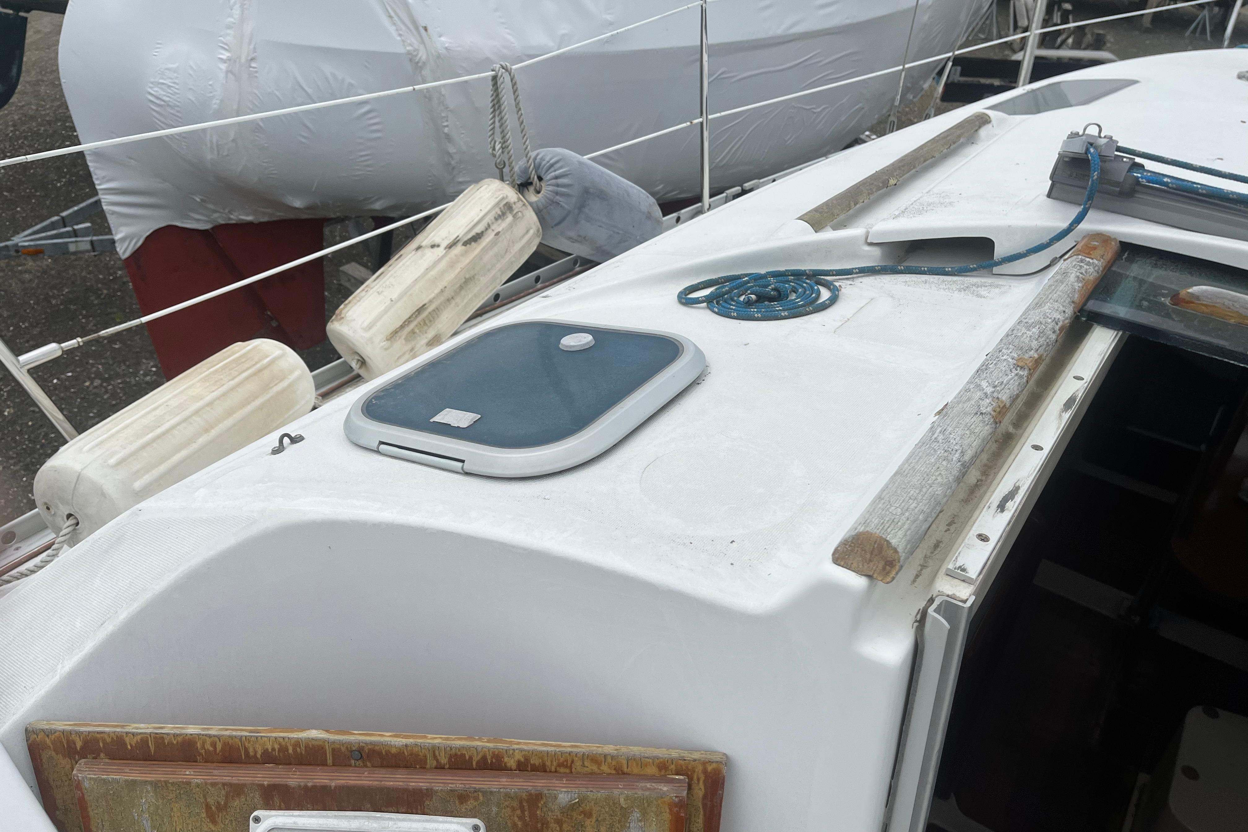 1999 Beneteau Oceanis 321 sailboat deck with hatch and ropes.