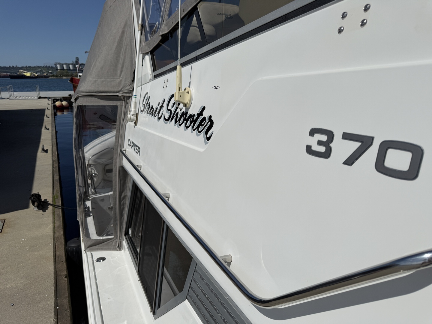 1996 Carver 370 Voyager - Image 5