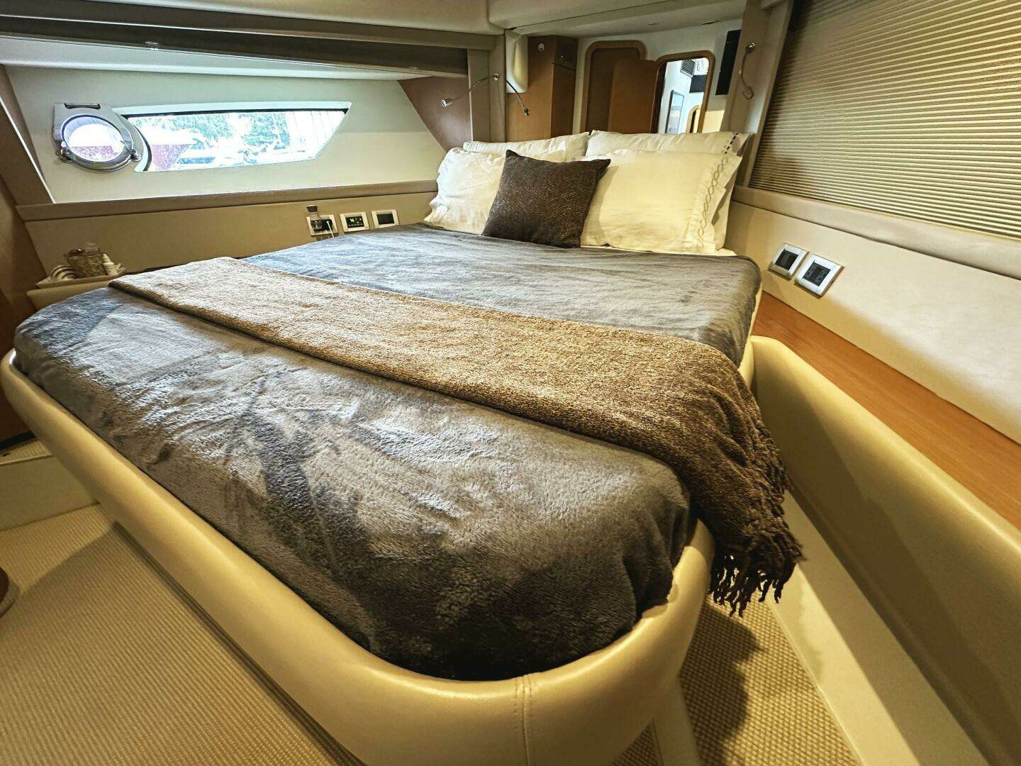 2014 Ferretti Yachts 530 - Image 31