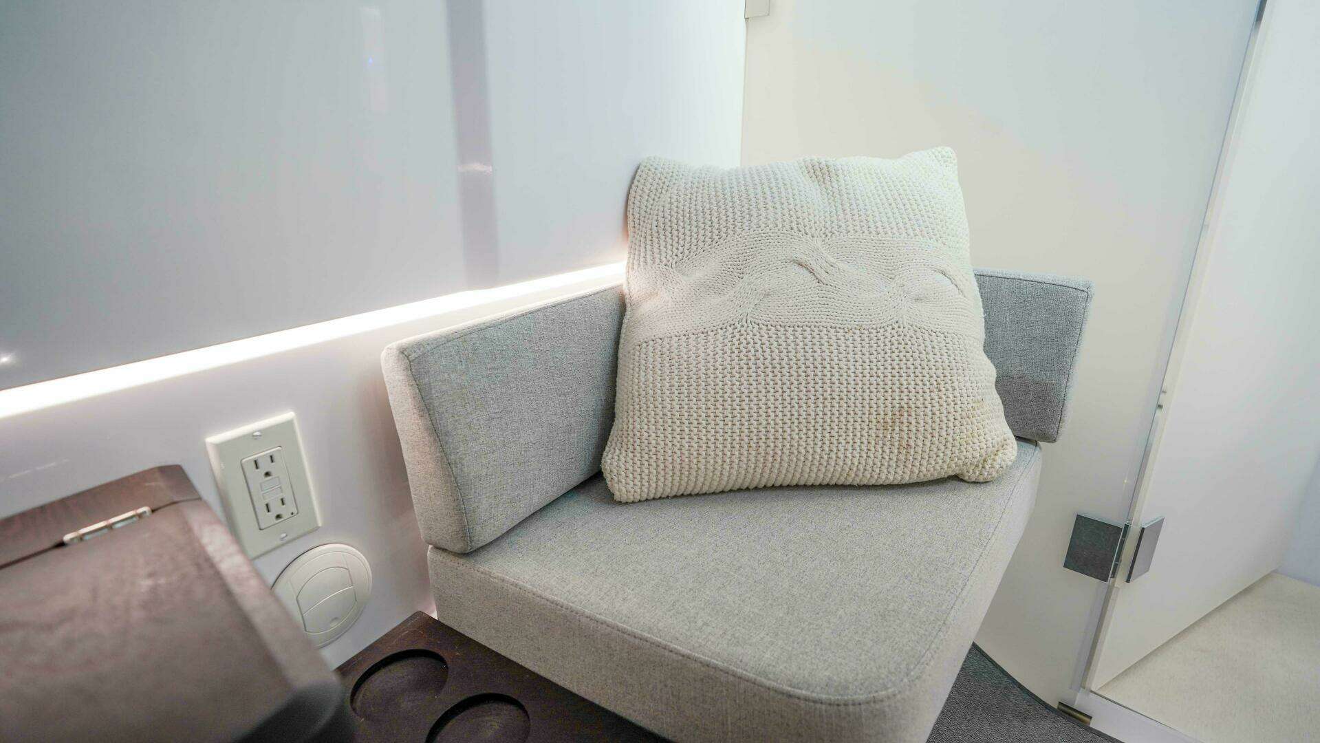 2024 Axopar 37 XC Cross Cabin - Image 30