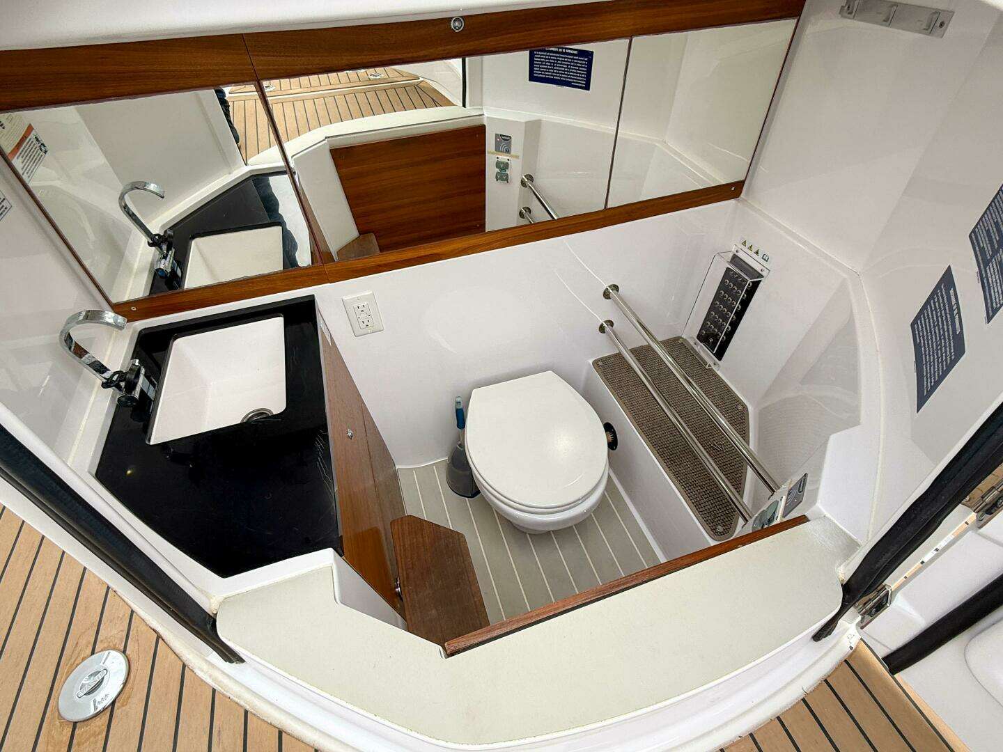 2020 Axopar 28 Cabin w/Wet Bar - Image 21