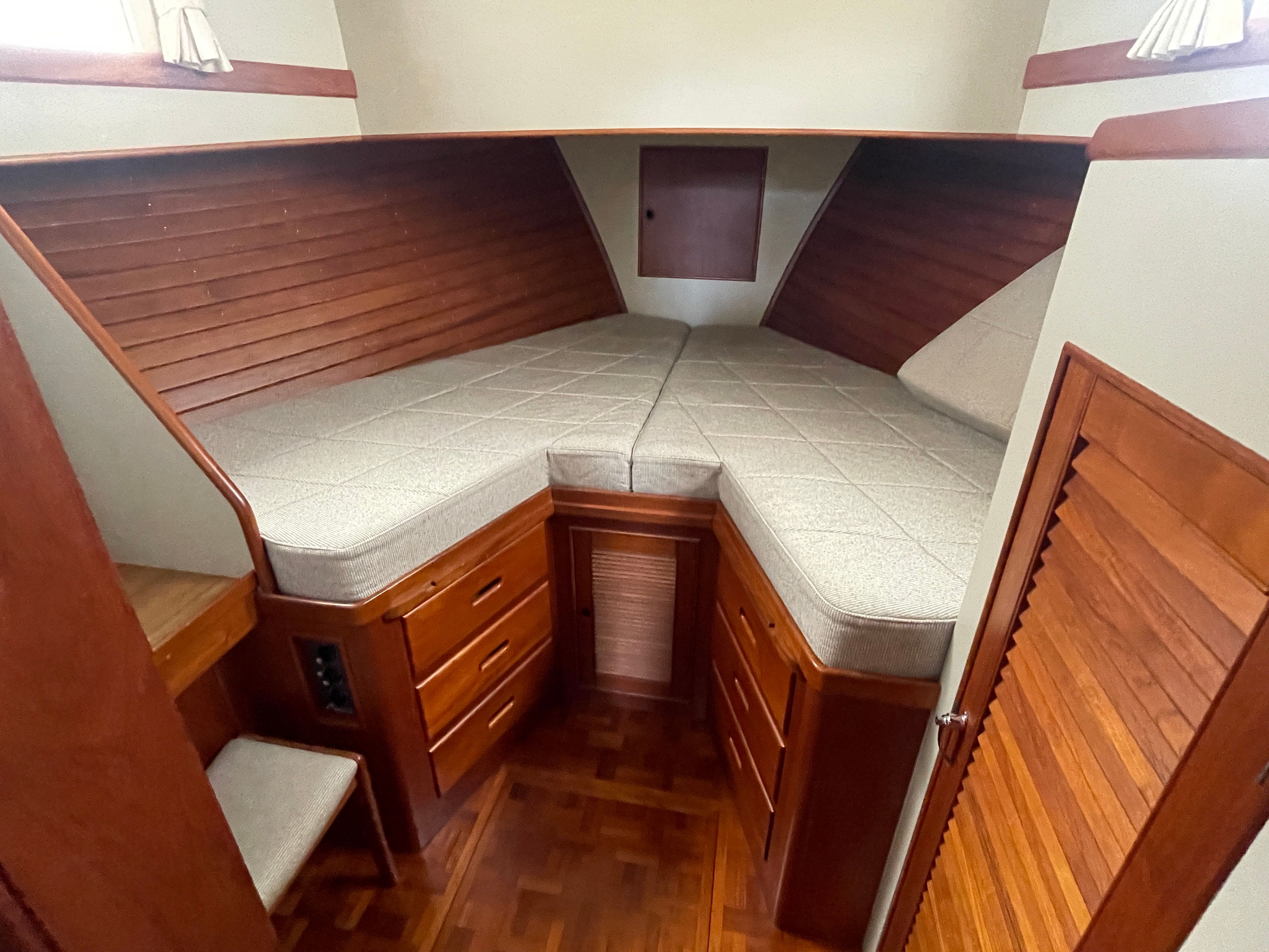 1985 Grand Banks 42 Motor Yacht - 39