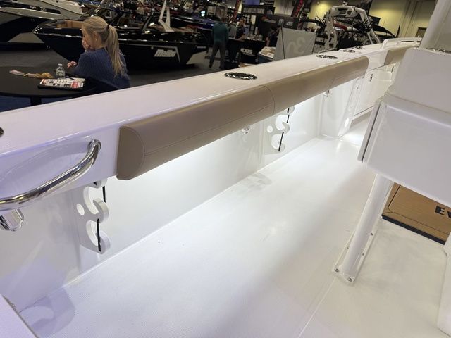 2026 Everglades 253 Center Console - 11