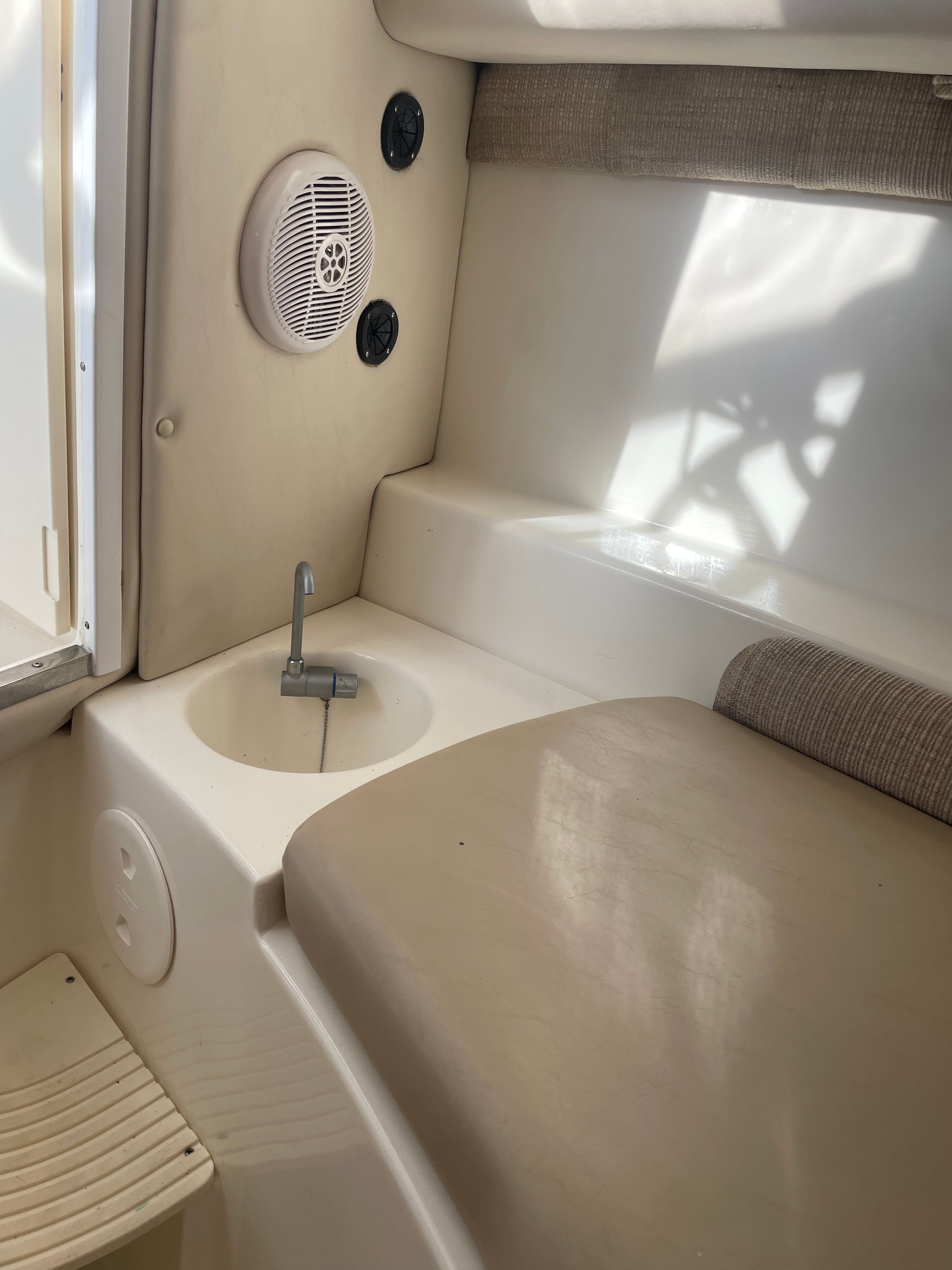 2009 Boston Whaler 255 Conquest - 44