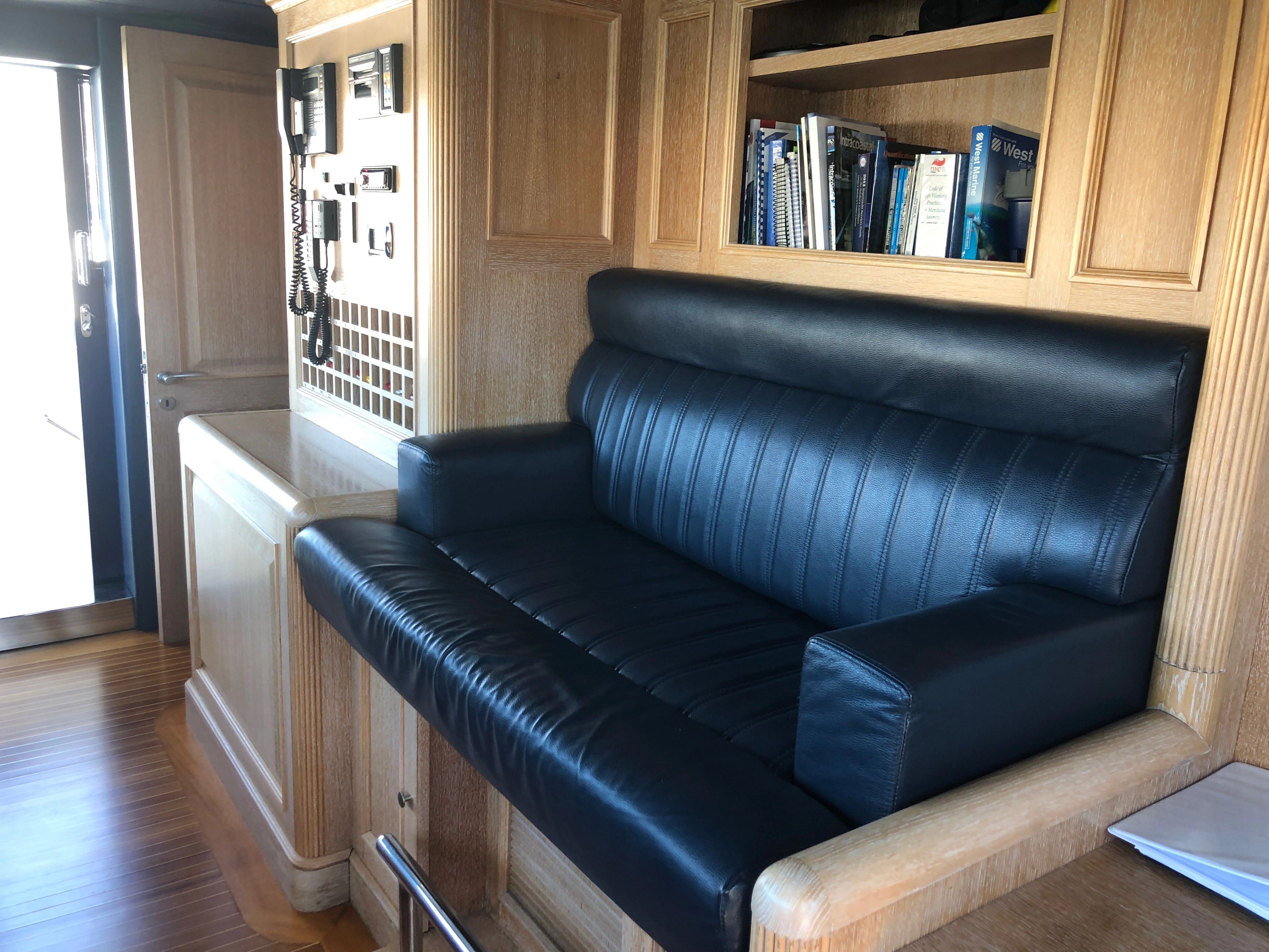 2004 Benetti Cockpit - 13