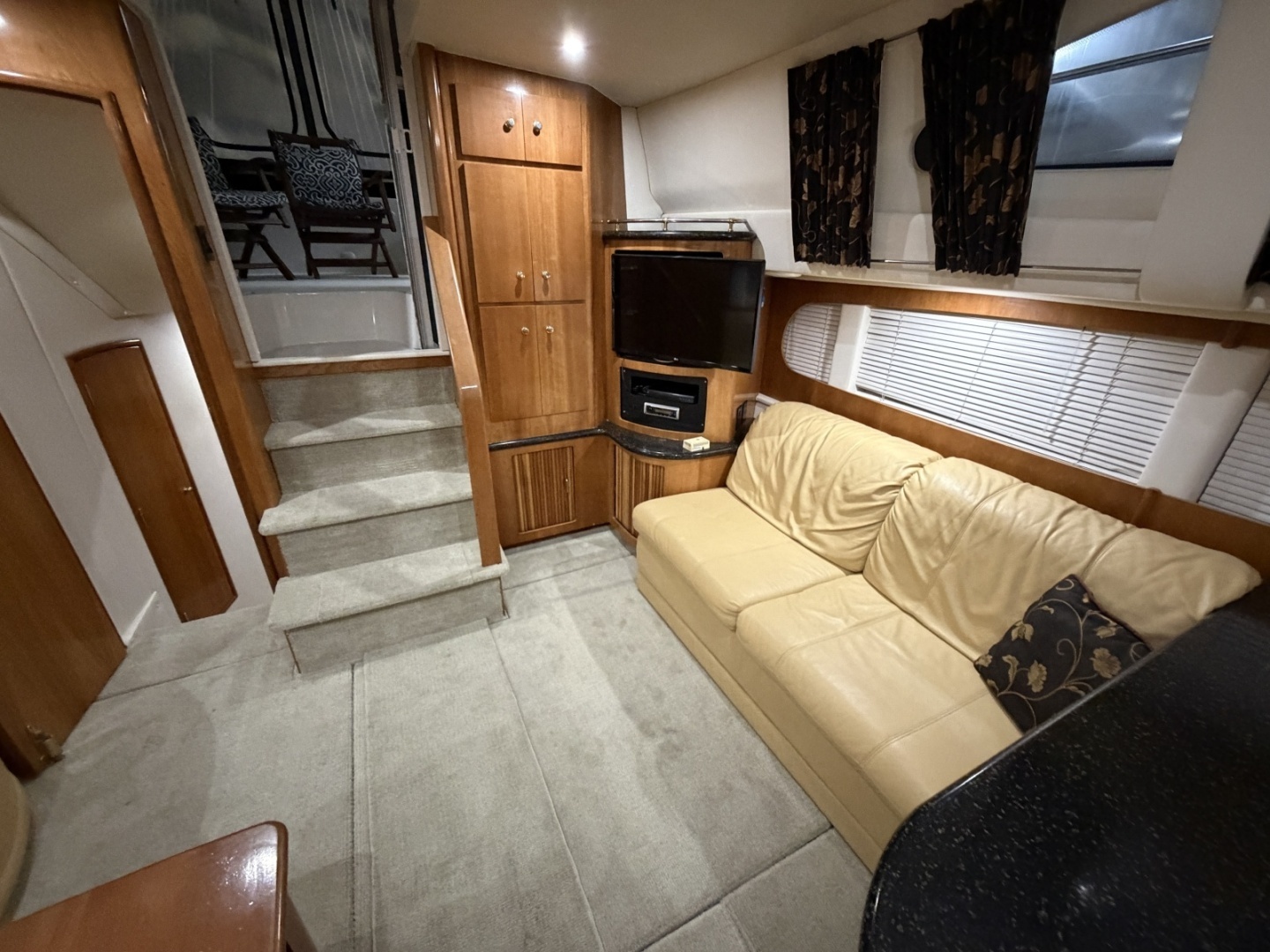 2001 Carver 444 Motor Yacht - Image 5