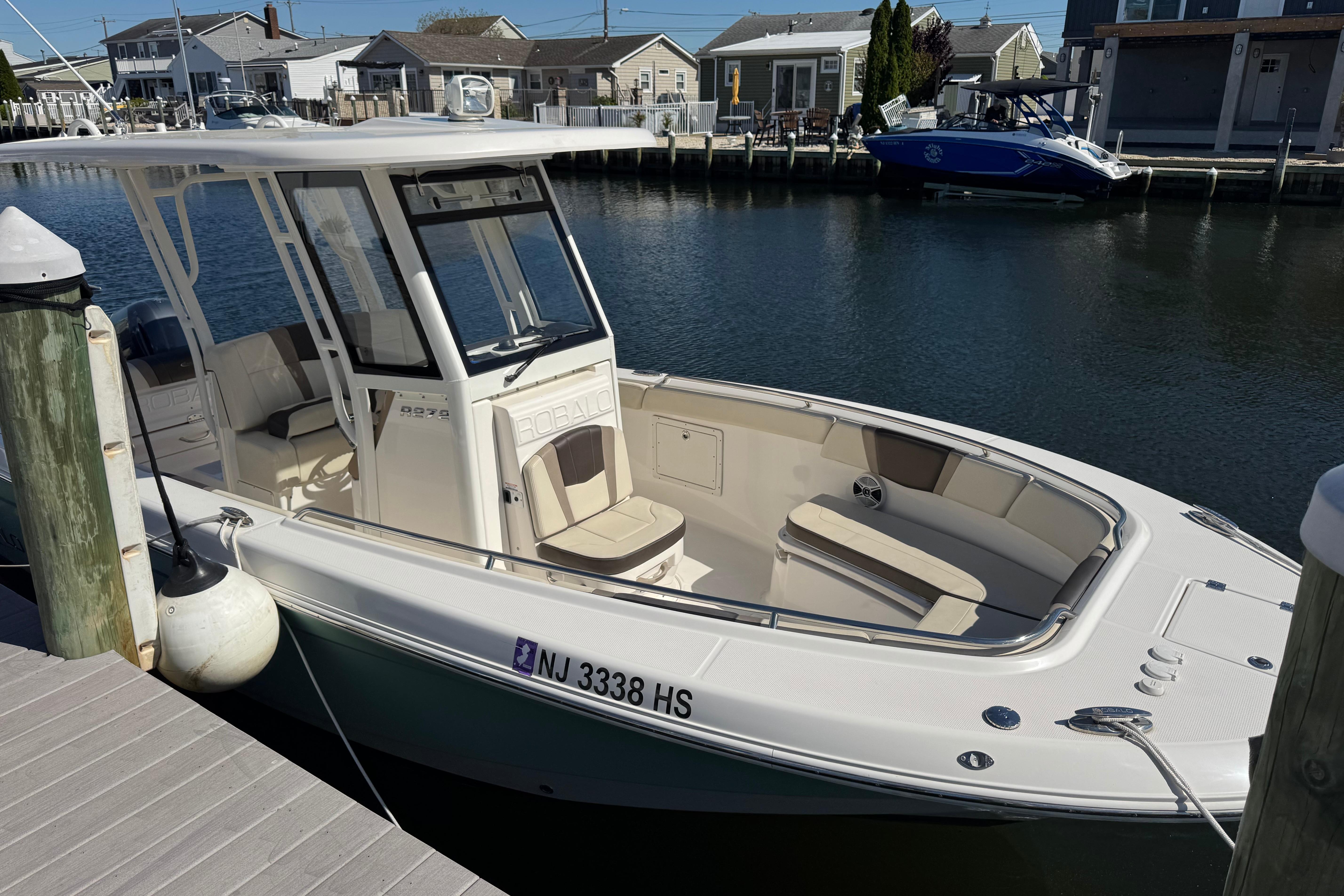 2020 Robalo R272 Center Console