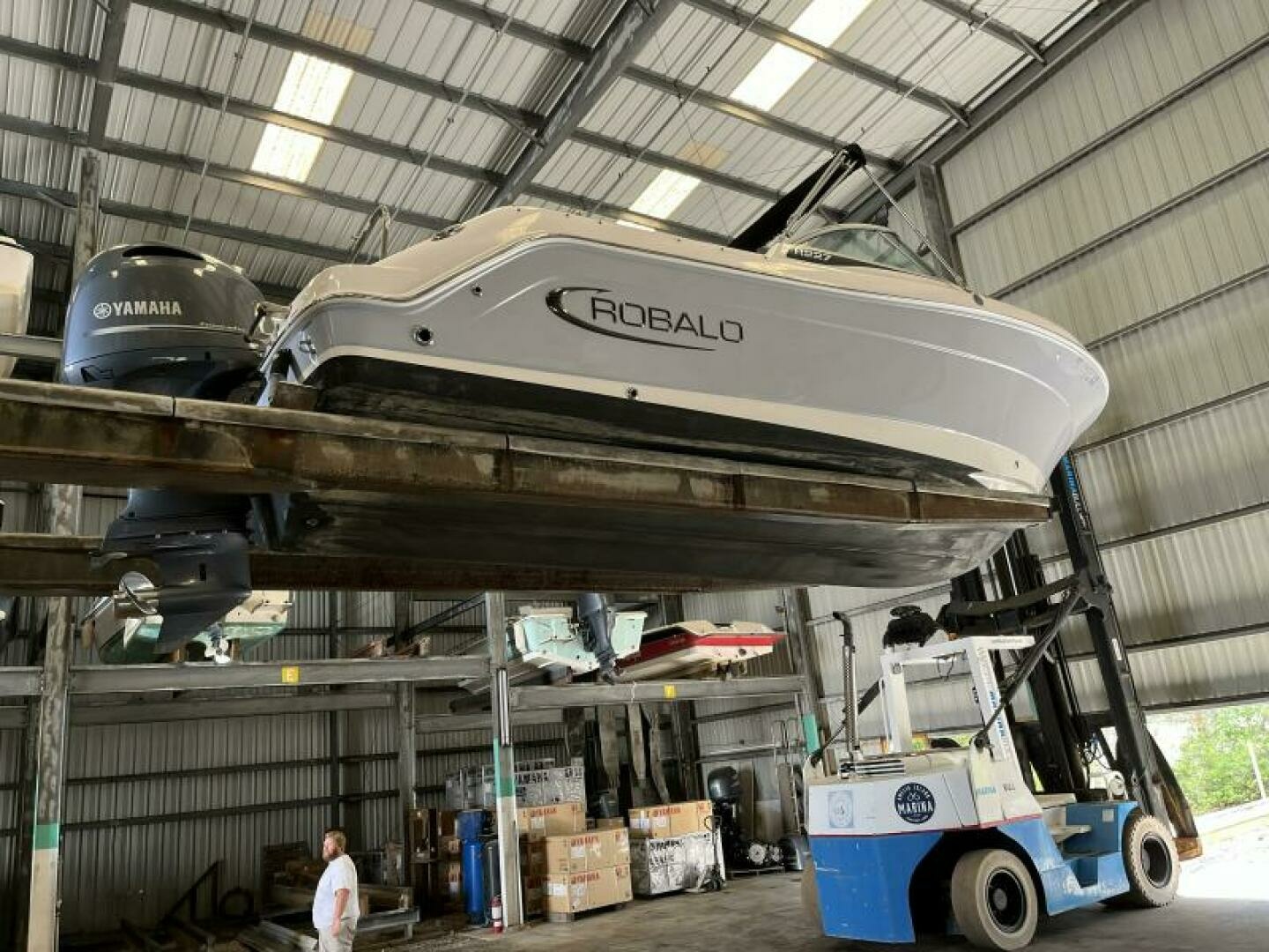 2023 Robalo R227 - Image 6