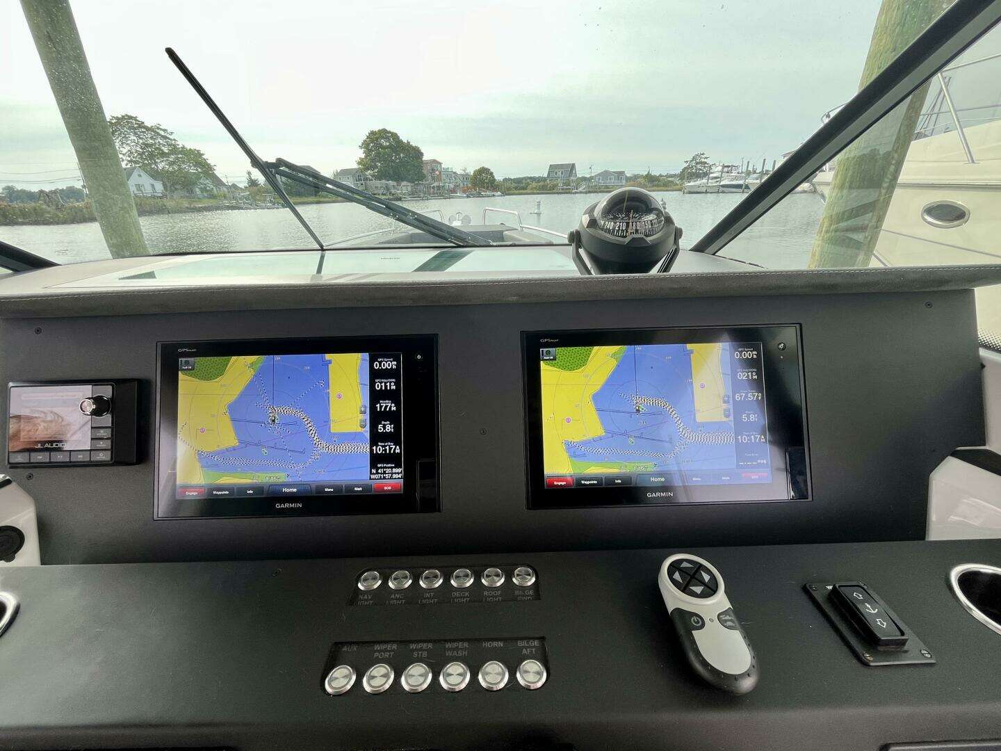2018 Axopar 37 Sport Cabin R - Image 13