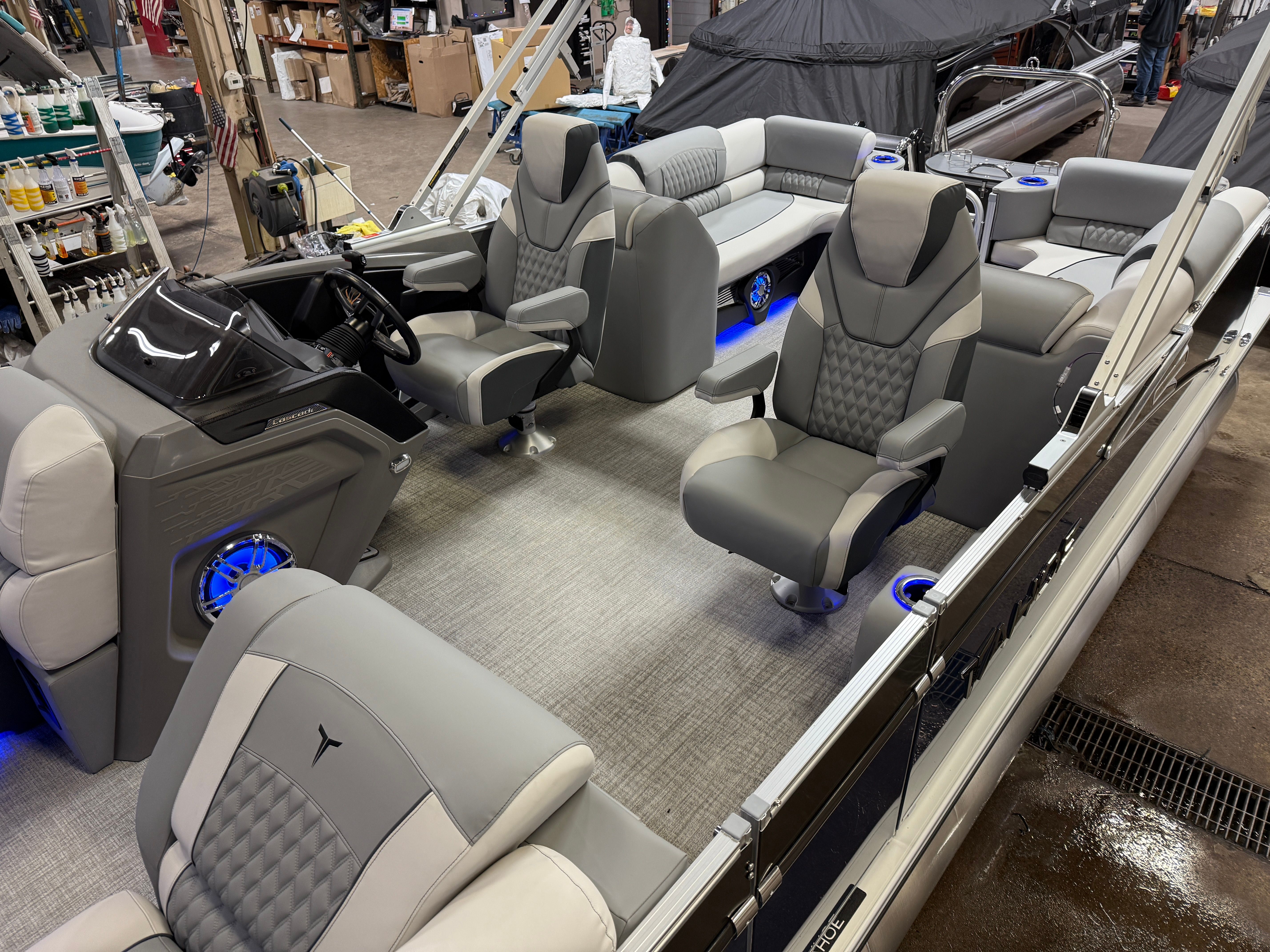 2025 Tahoe Cascade 200HP Quad Lounge 2385 Tritoon