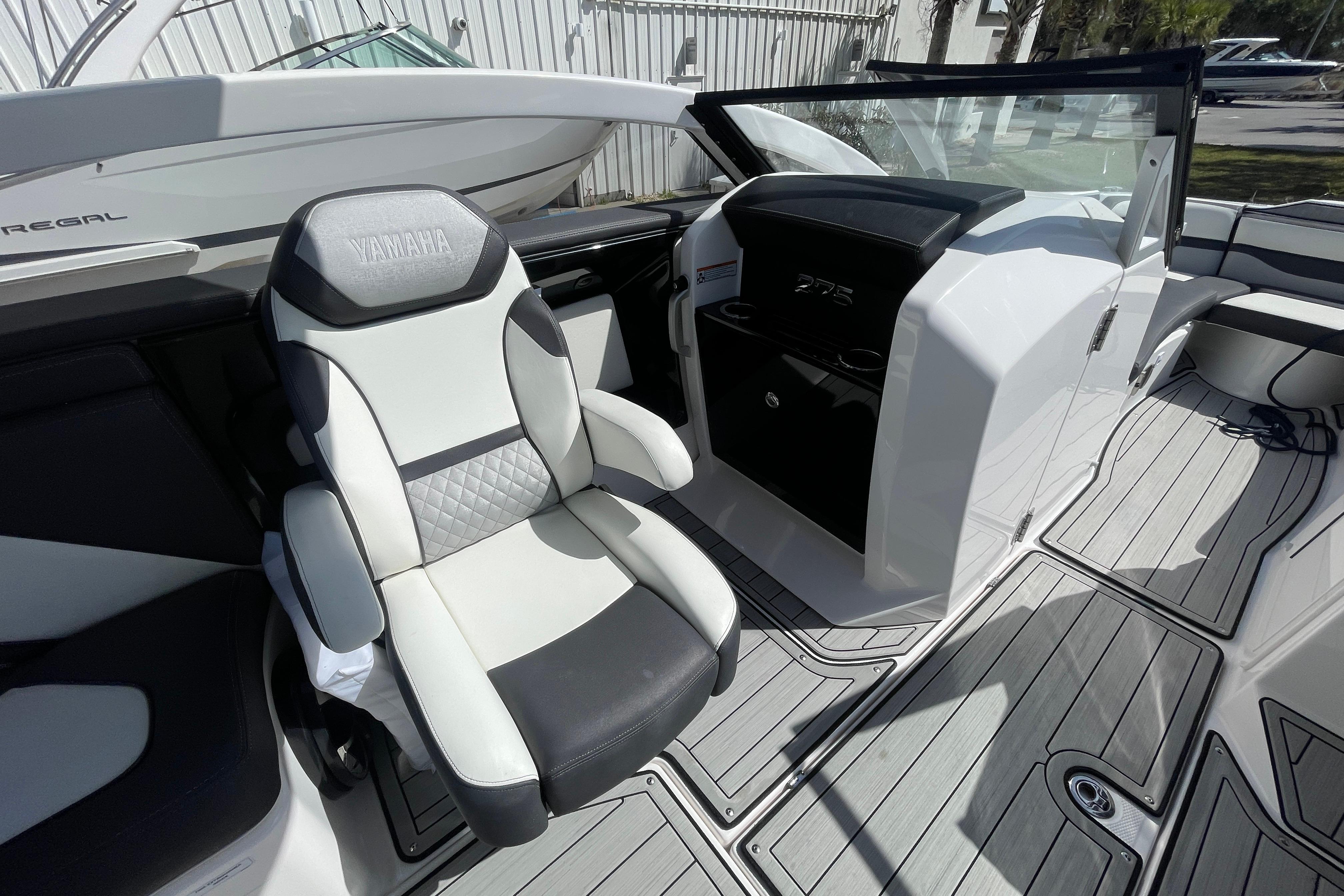 2021 Yamaha Boats 275SE interior with sleek seating and modern dashboard design.