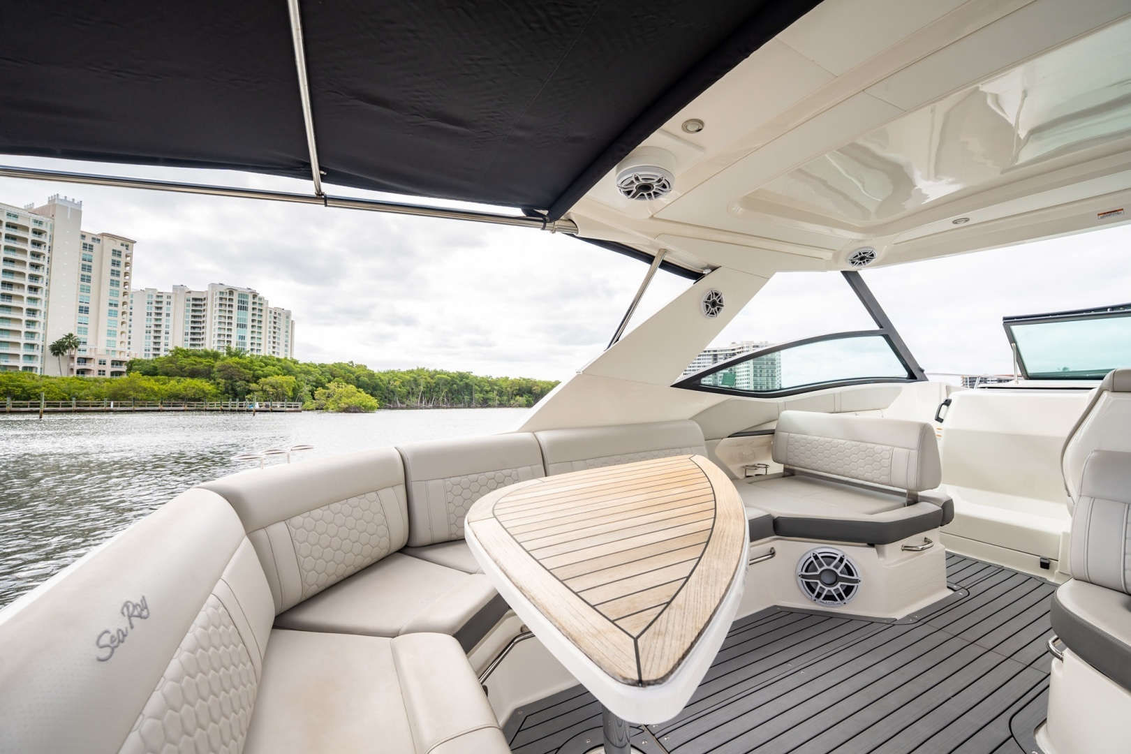 2021 Sea Ray Sundancer 320 Outboard - Image 17