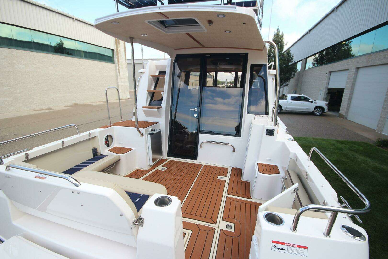 2025 Ranger Tugs R-29 Command Bridge Luxury Edition - Image 12