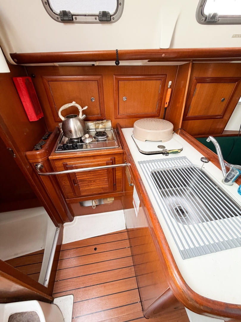 2007 Beneteau 323 - Image 15