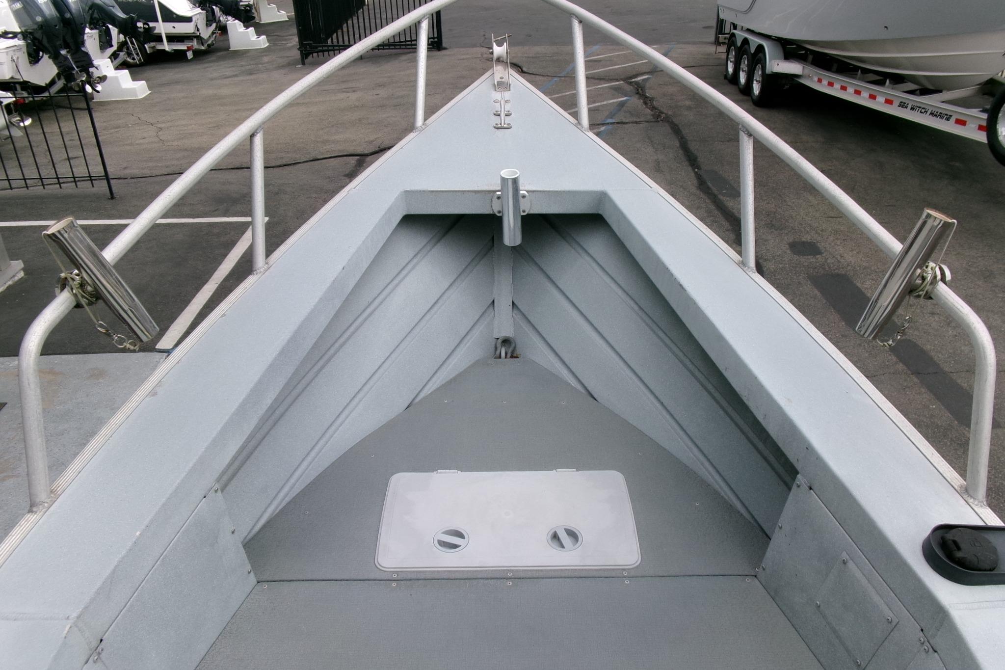 2017 Klamath Bayrunner 19 Baja boat bow with railing and storage hatch.