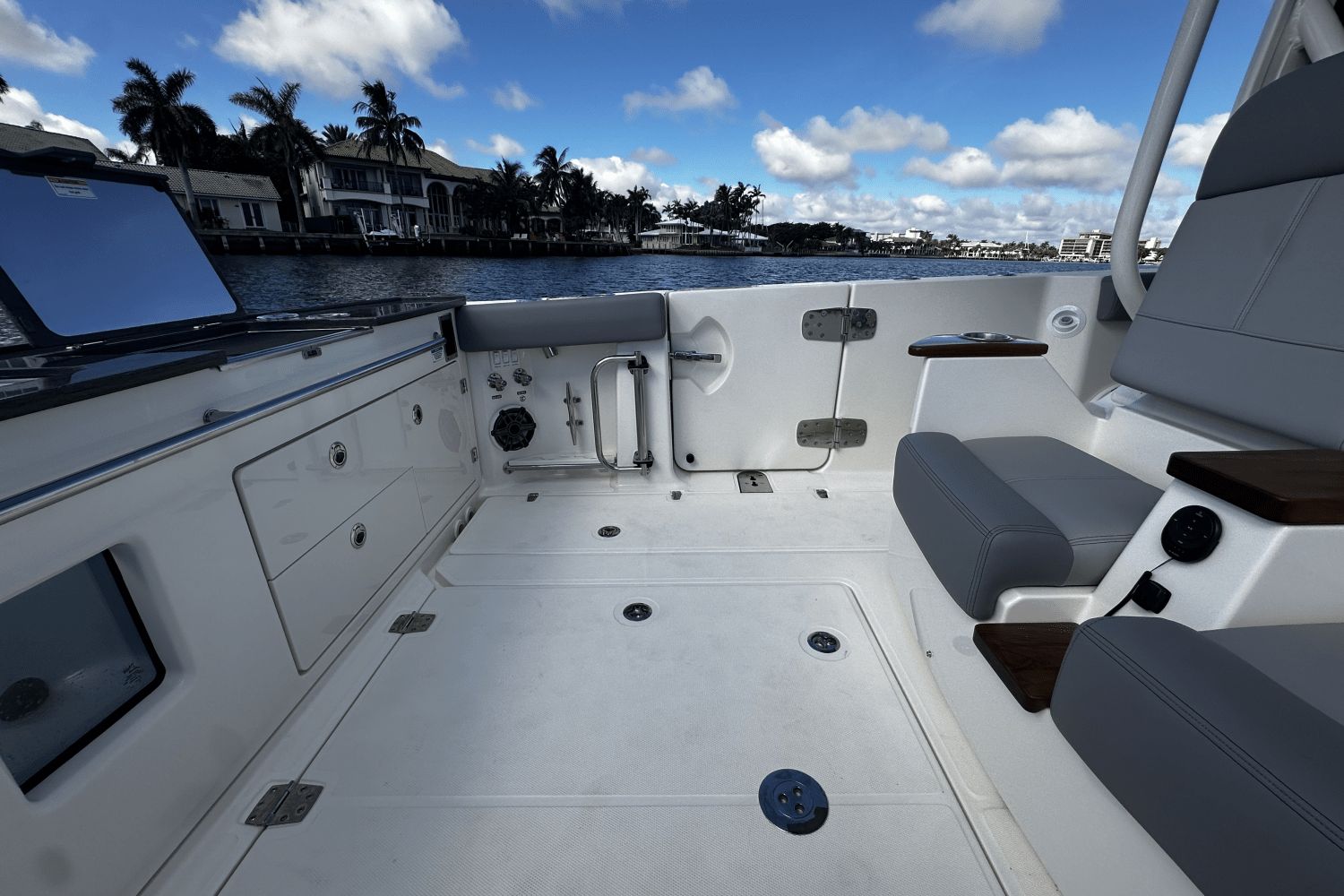 2026 Boston Whaler 360 Outrage - 24