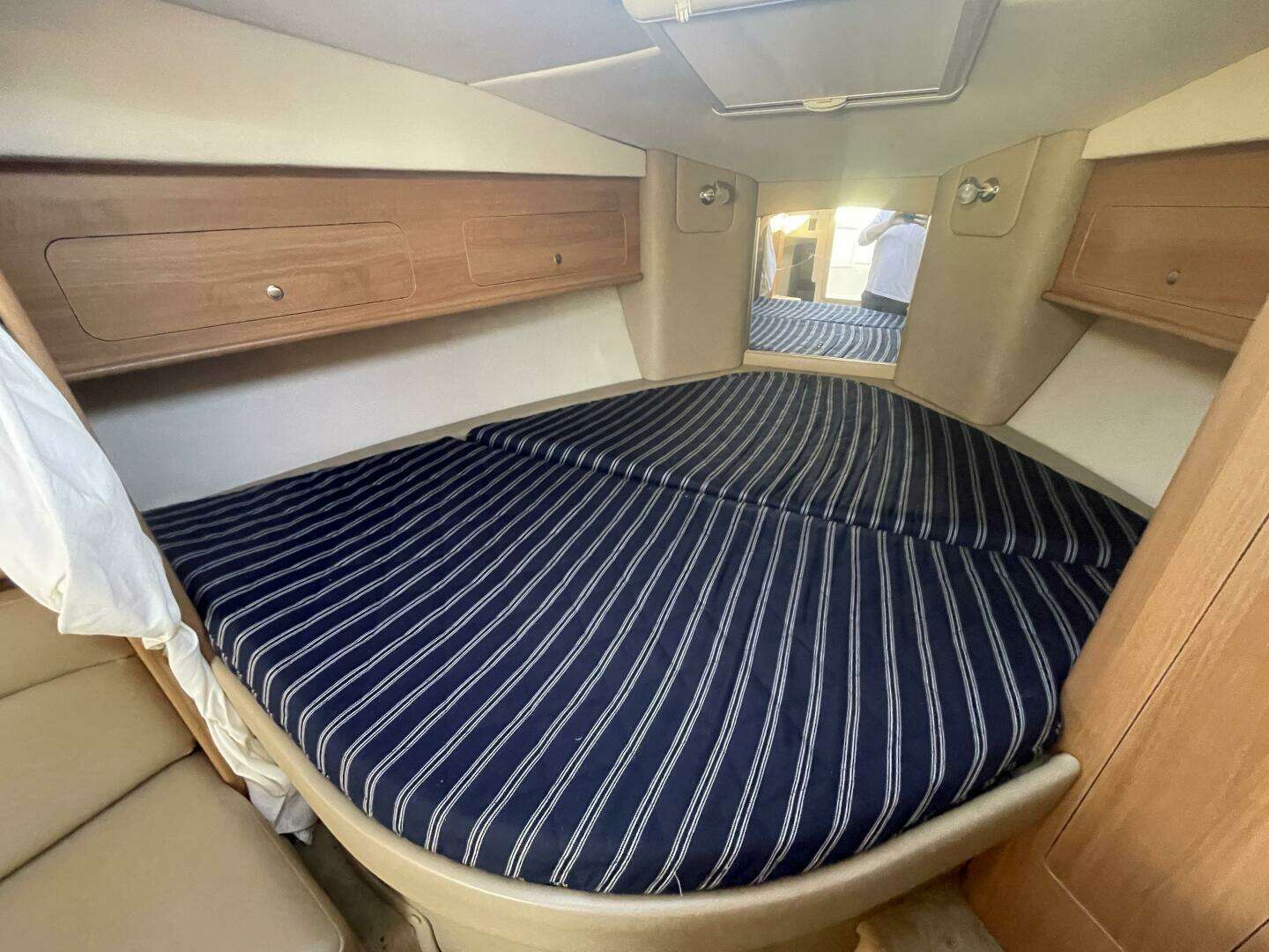 2016 Rinker 310 Express - Image 40
