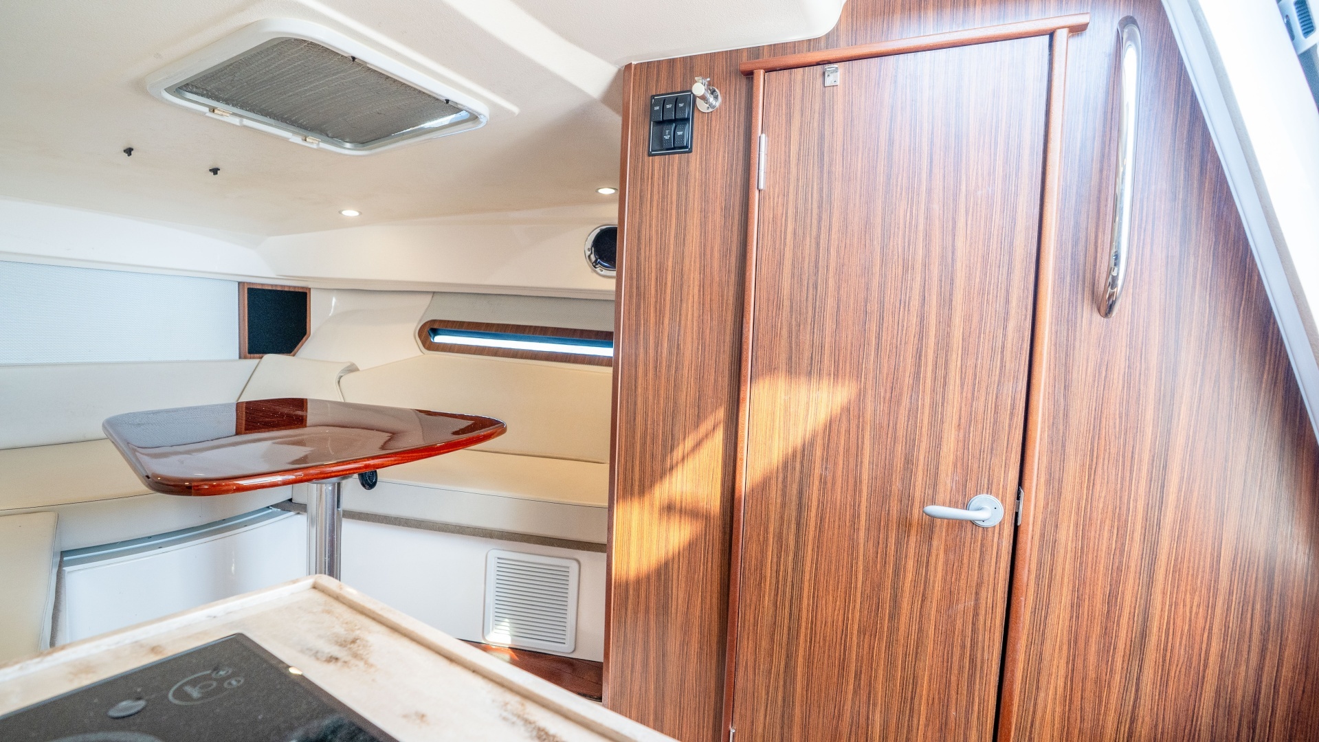 2018 Pursuit 325 OS - Image 33