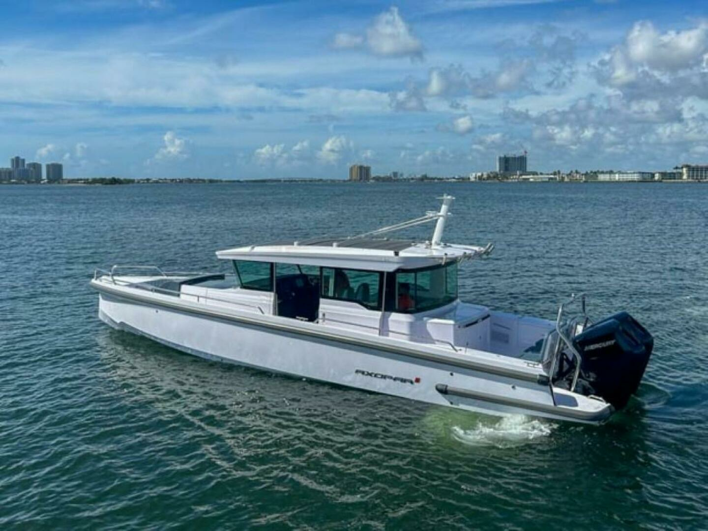 2024 Axopar 37XC CROSS CABIN - Image 4