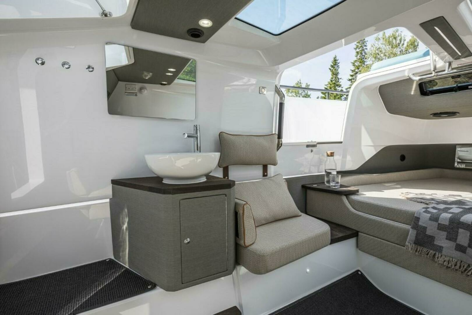 2024 Axopar 37XC CROSS CABIN - Image 14