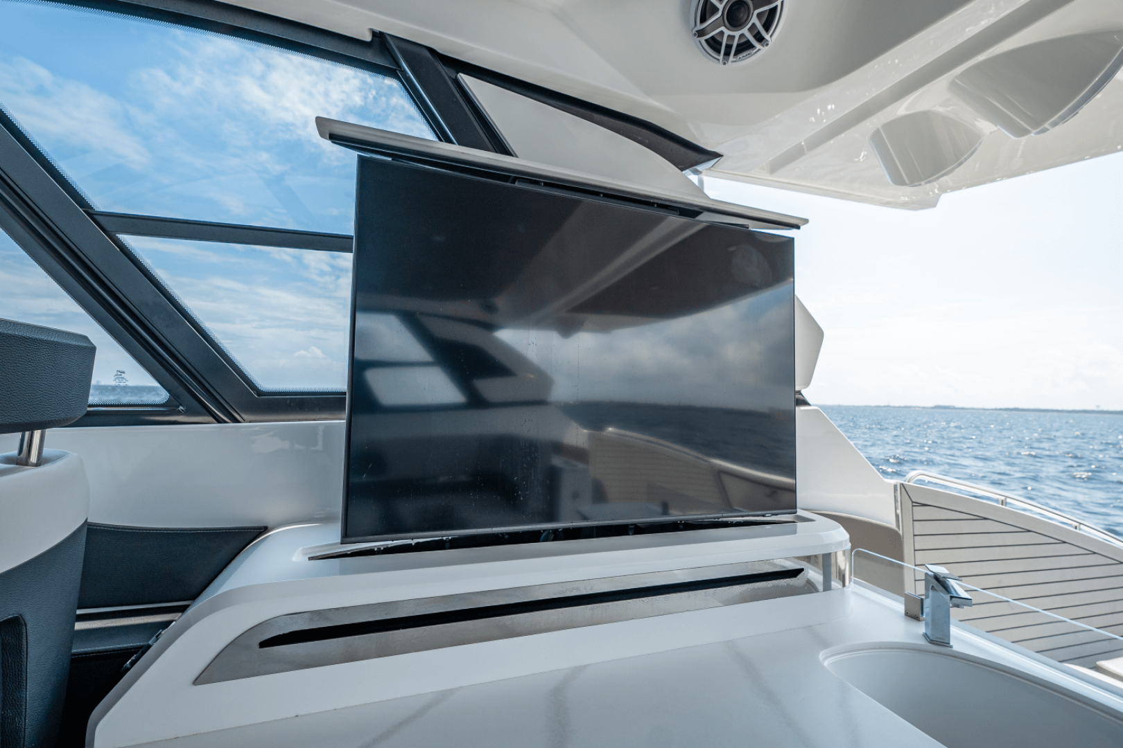 2025 Cruisers Yachts 50 GLS - Image 34