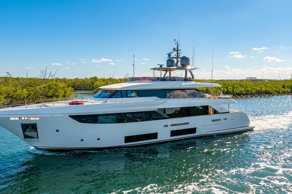 2018 Custom Line Navetta 33