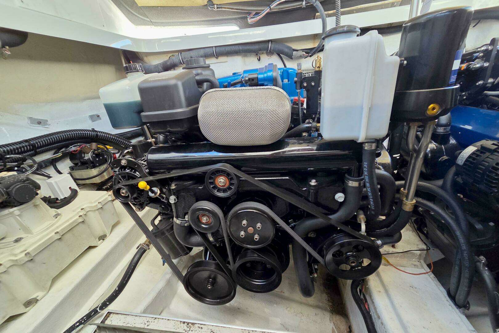 2015 Formula 350 Crossover Bowrider - Image 52