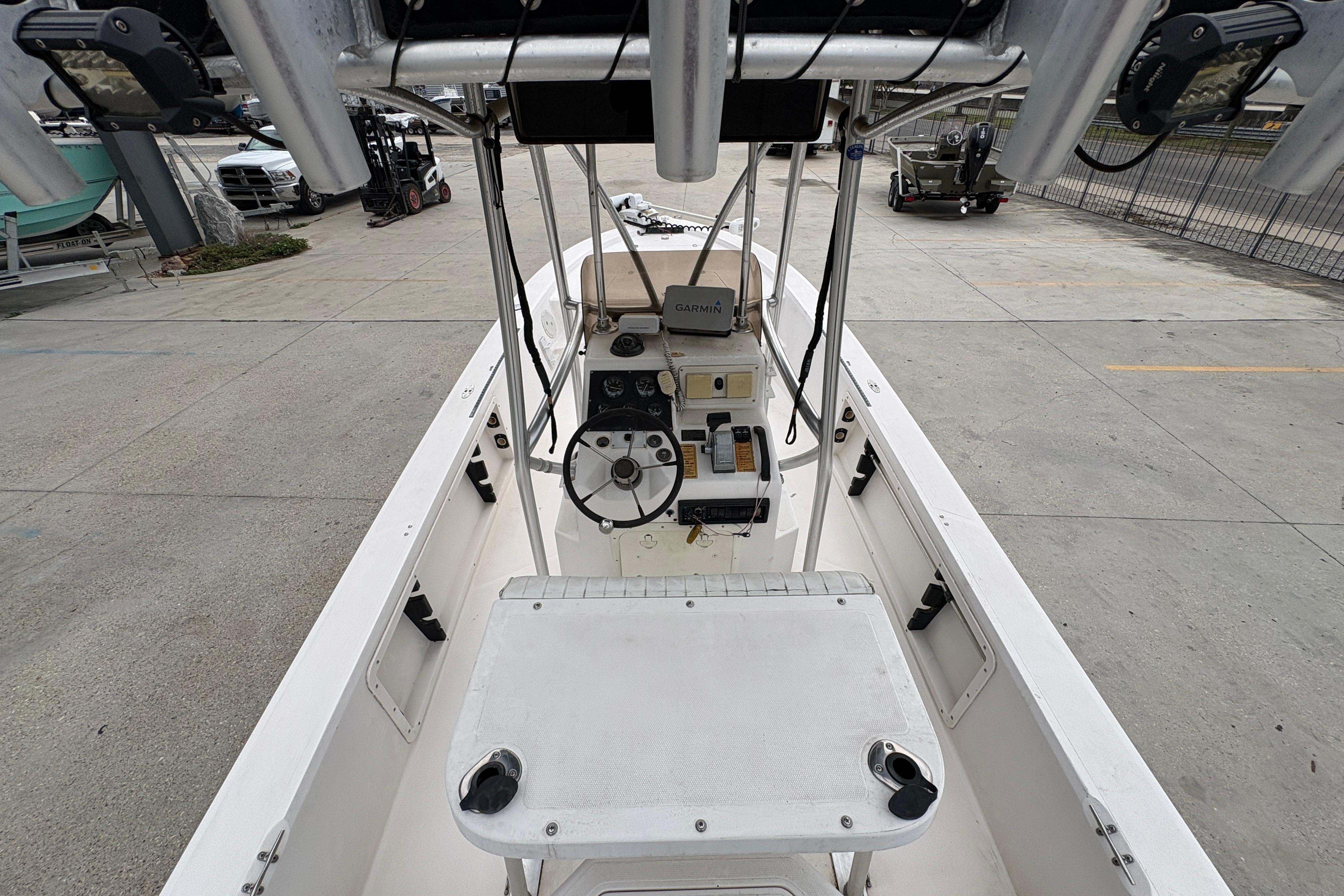 Kenner 21 VISION boat interior, 2000 model, featuring steering console and equipment.