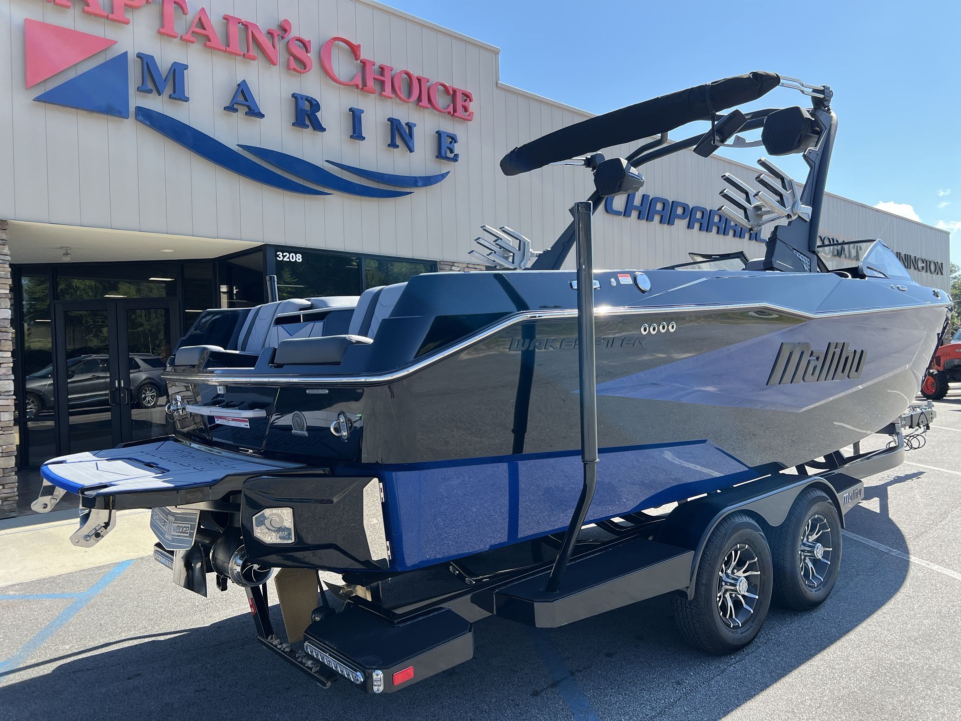 2025 MALIBU 25 LSV - Image 5