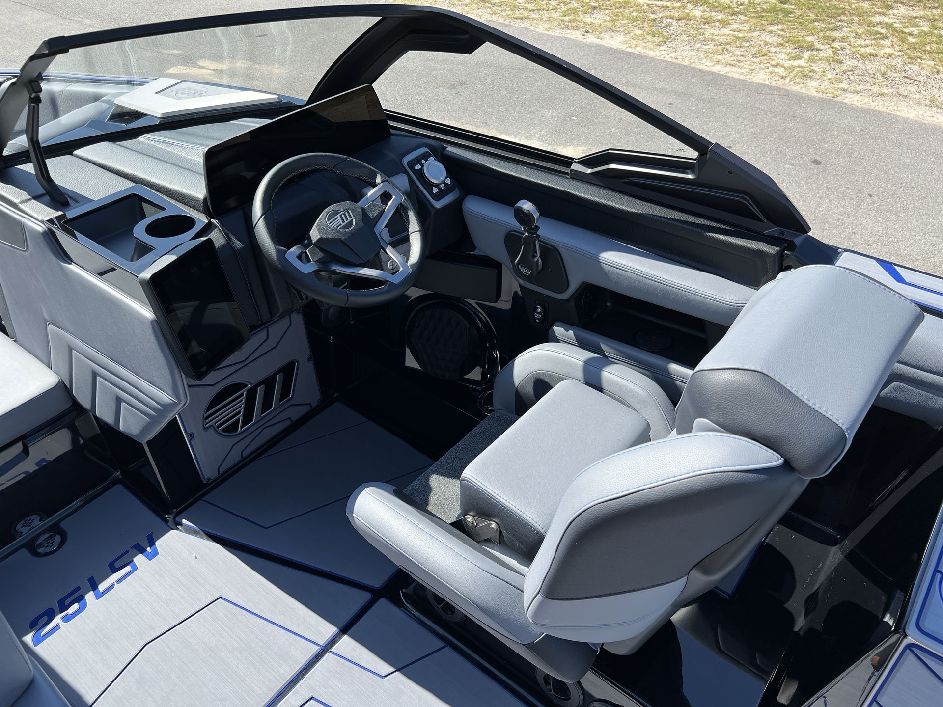 2025 MALIBU 25 LSV - Image 11