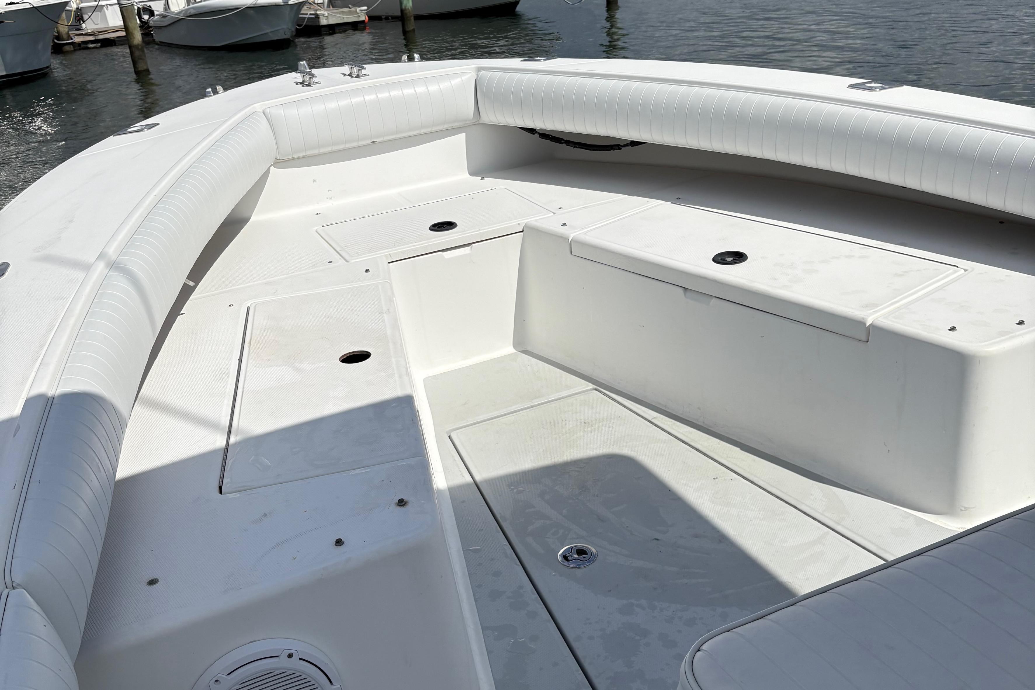 2000 Regulator 26 Center Console boat interior with white seating and storage compartments.