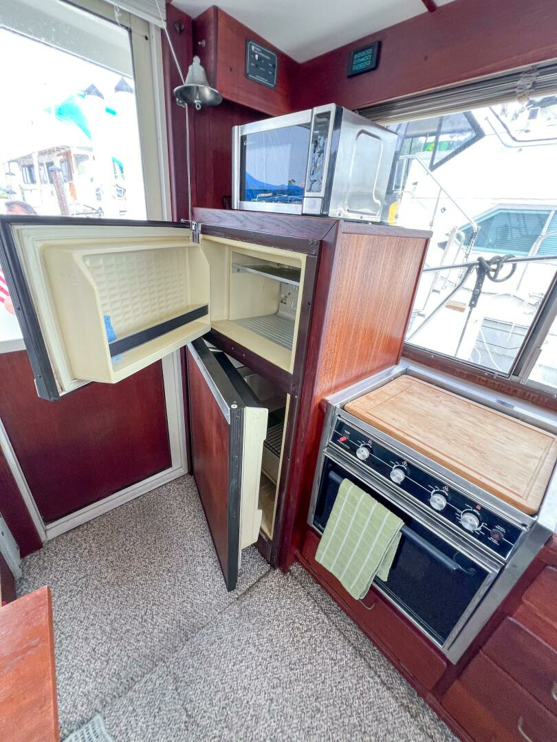 1987 Tollycraft 34 Sedan Sport - Image 49