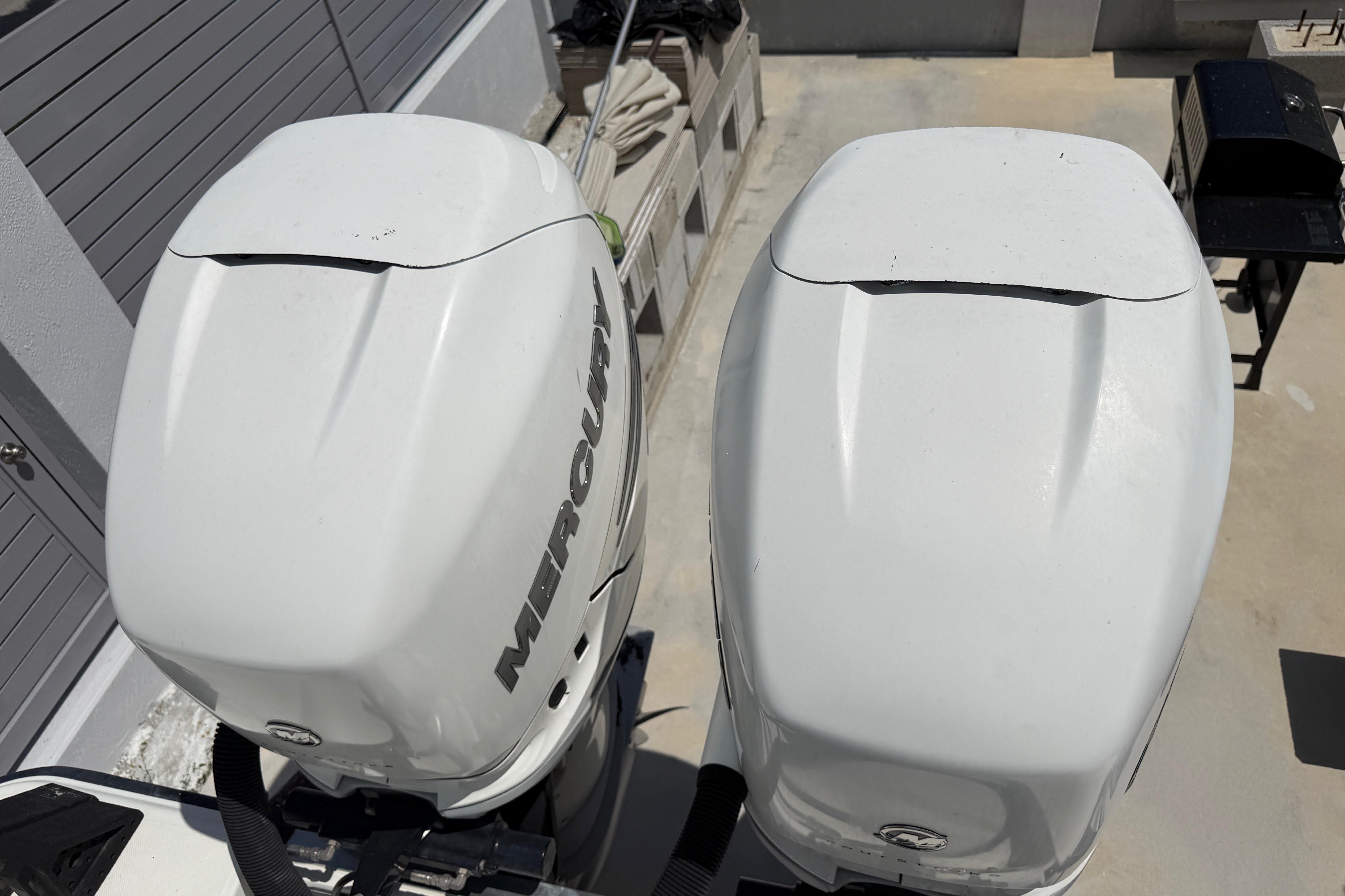 Twin Mercury outboard engines on a 2008 Hydra-Sports Vector 2900 CC boat.