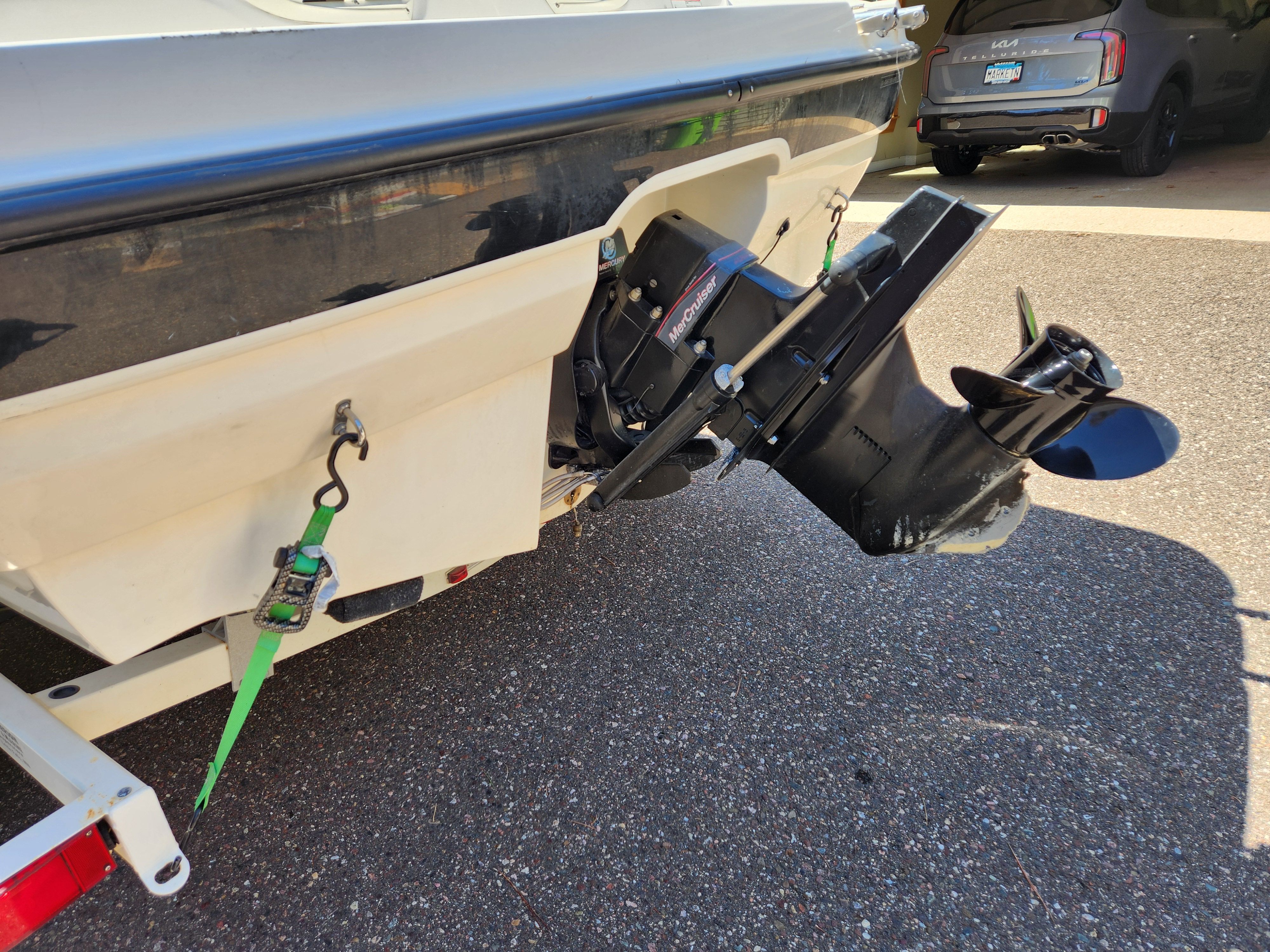 The image shows the stern of a 2009 Bayliner 194SF boat with an outboard motor.