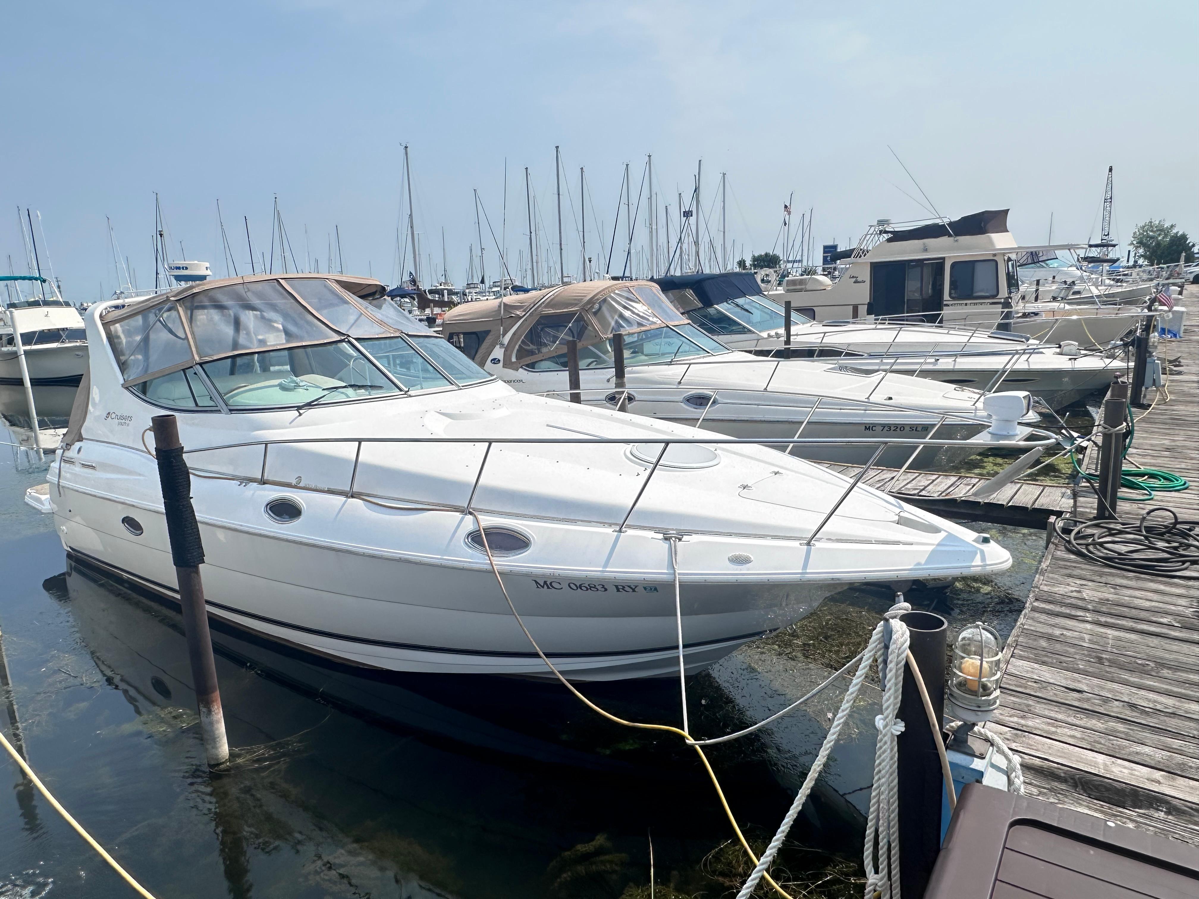 1998 Cruisers Yachts 3075 Rogue
