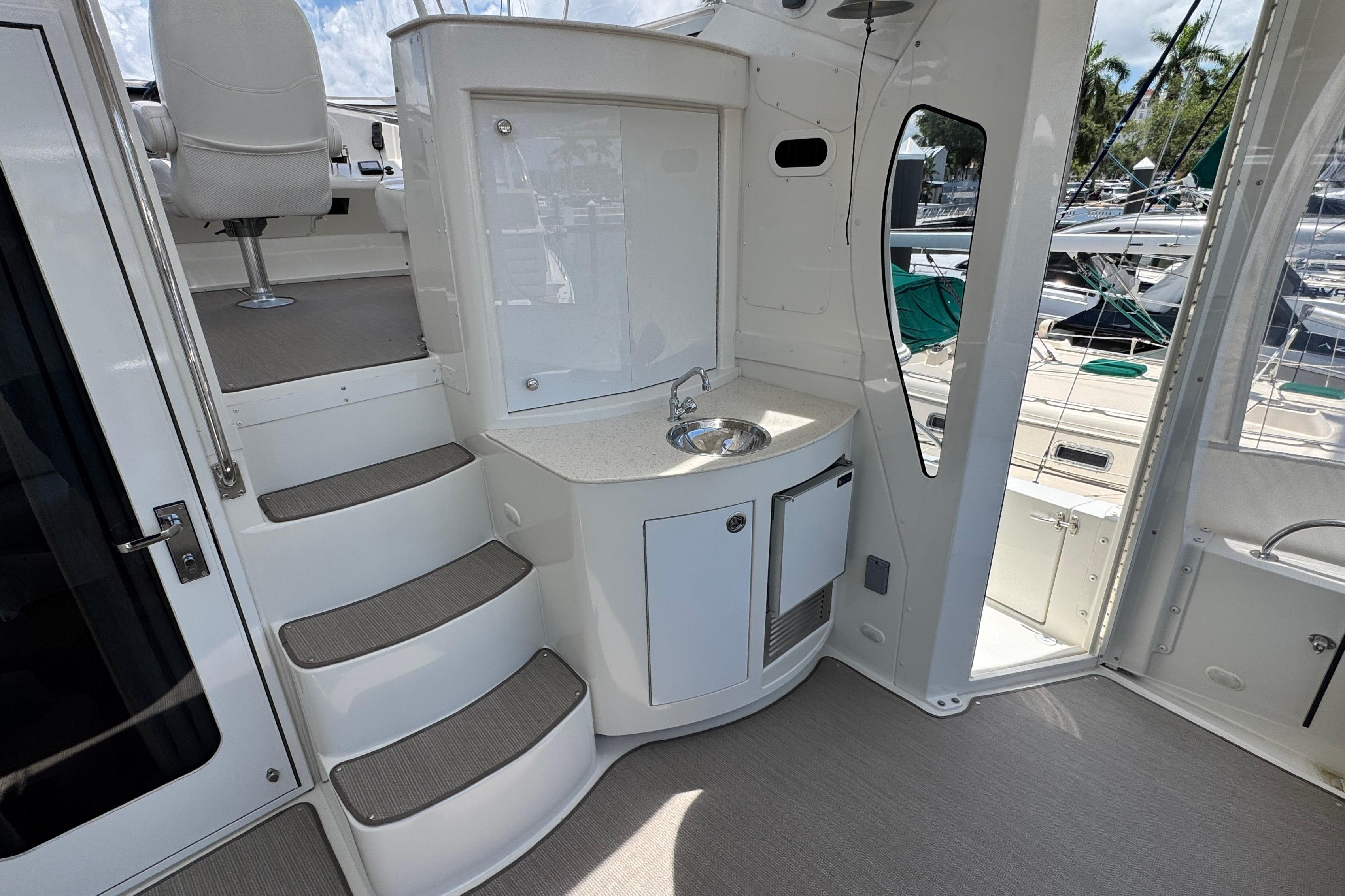 2007 Carver 47 Motor Yacht Aft Sun Deck