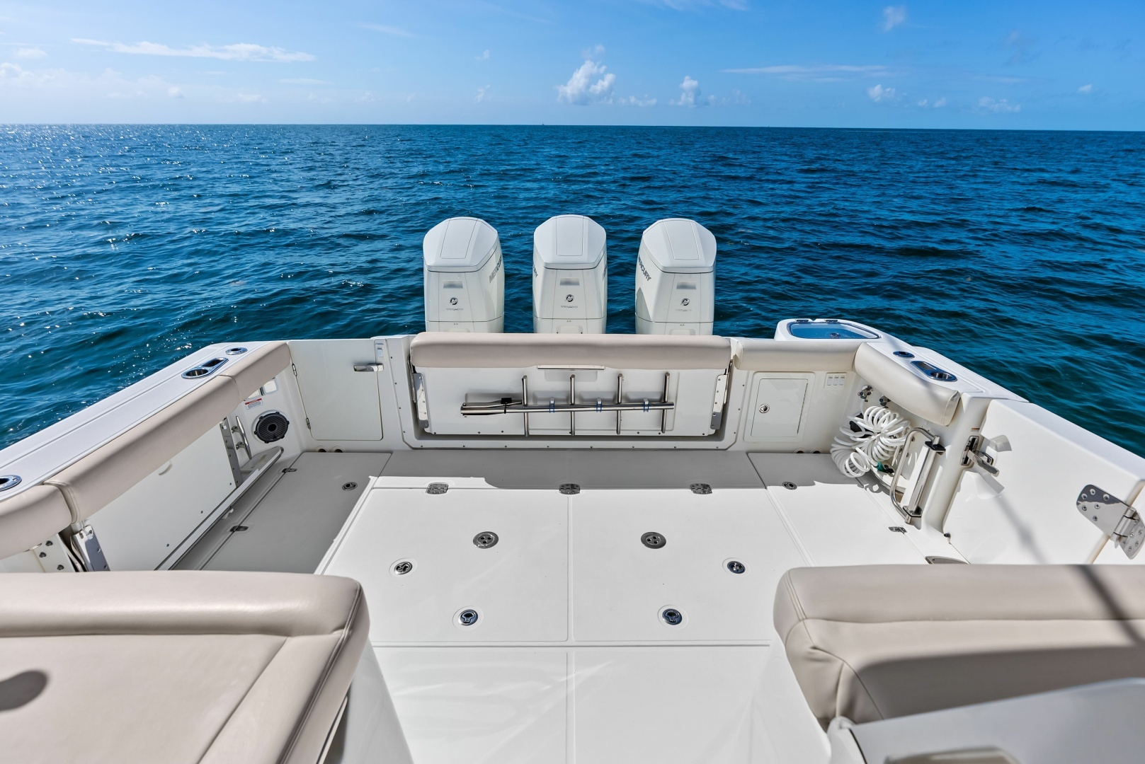 2023 Boston Whaler 405 Conquest - Image 15