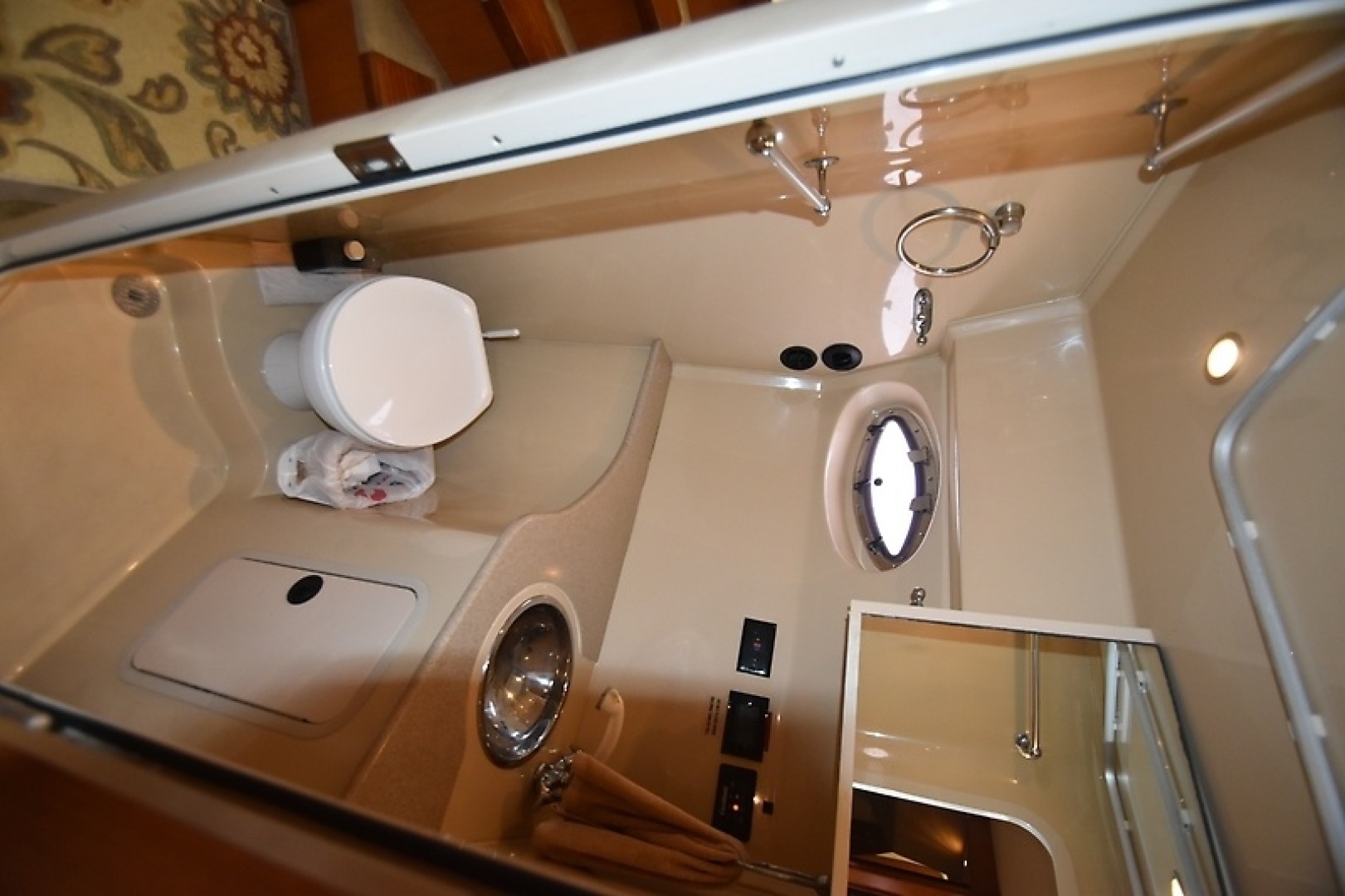 2004 Cruisers Yachts 320 Express - Image 12