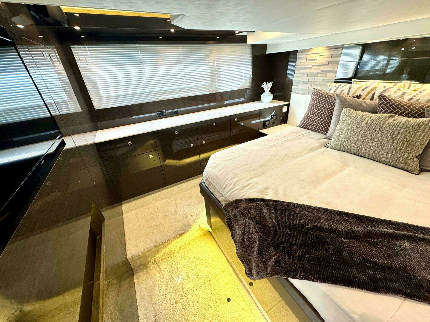 2020 Cruisers Yachts 50 Cantius - Image 27