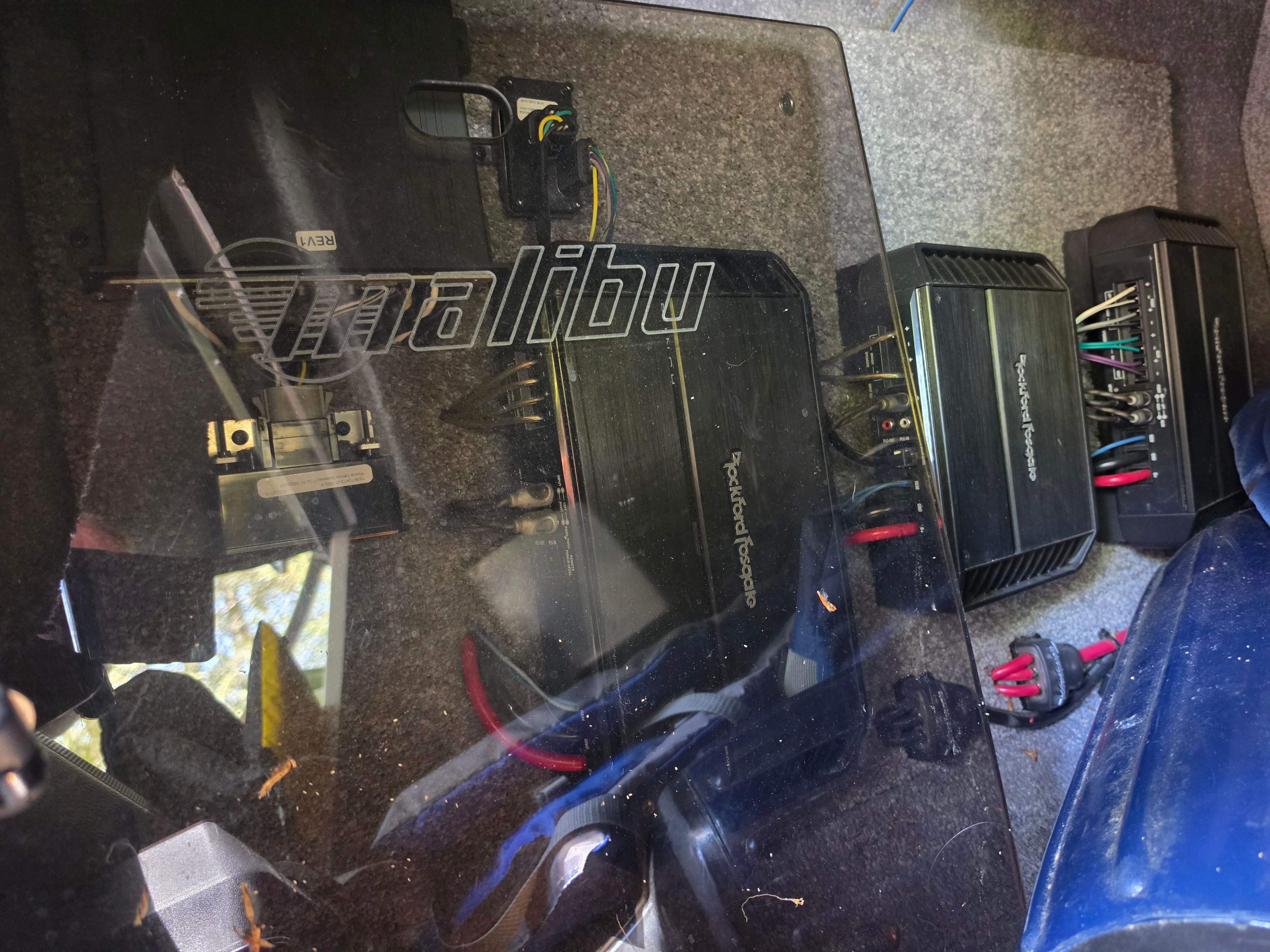 Malibu Wakesetter 24 MXZ 2014 with Rockford Fosgate amplifiers.