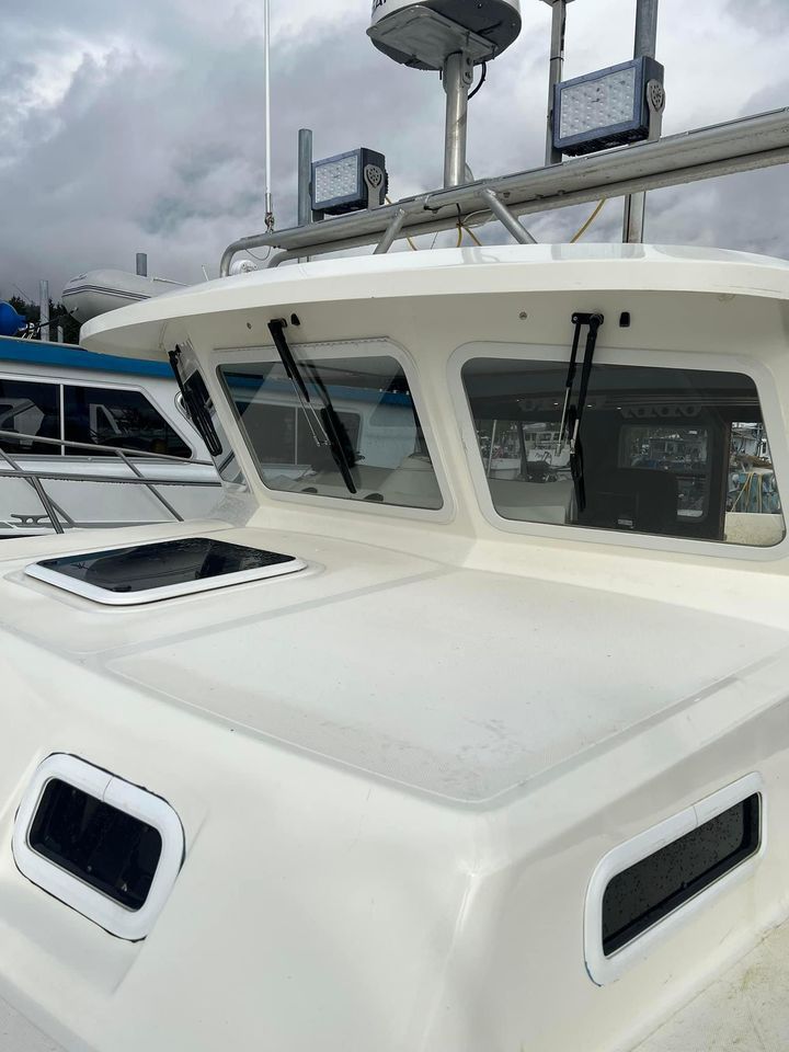 Sea Sport Pacific 32 boat, 2000 model, featuring windows and roof hatch.