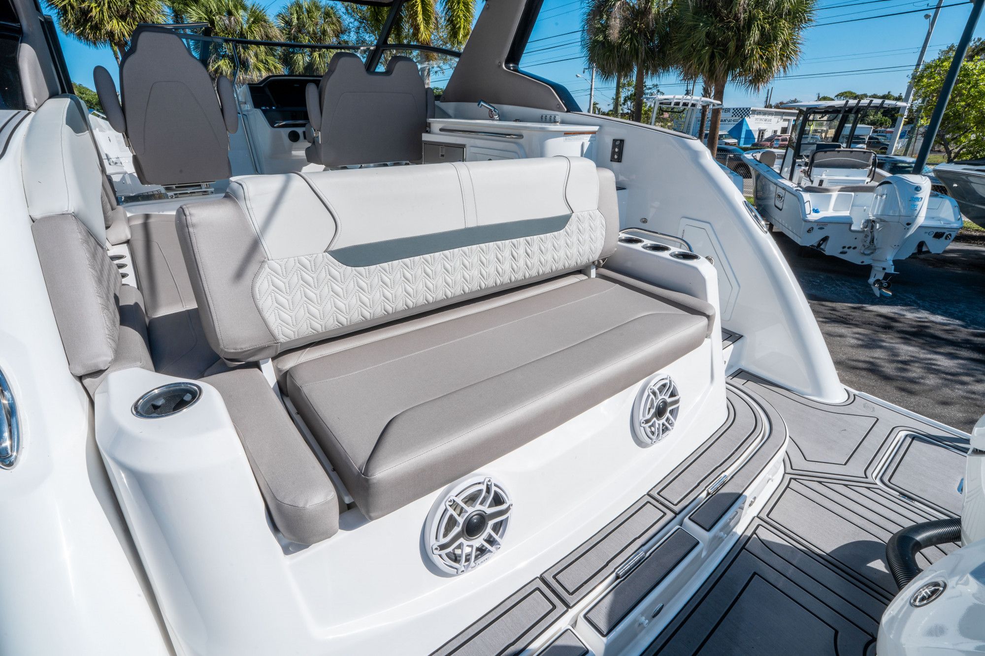 2026 Hurricane SunDeck 3200 OB - 10